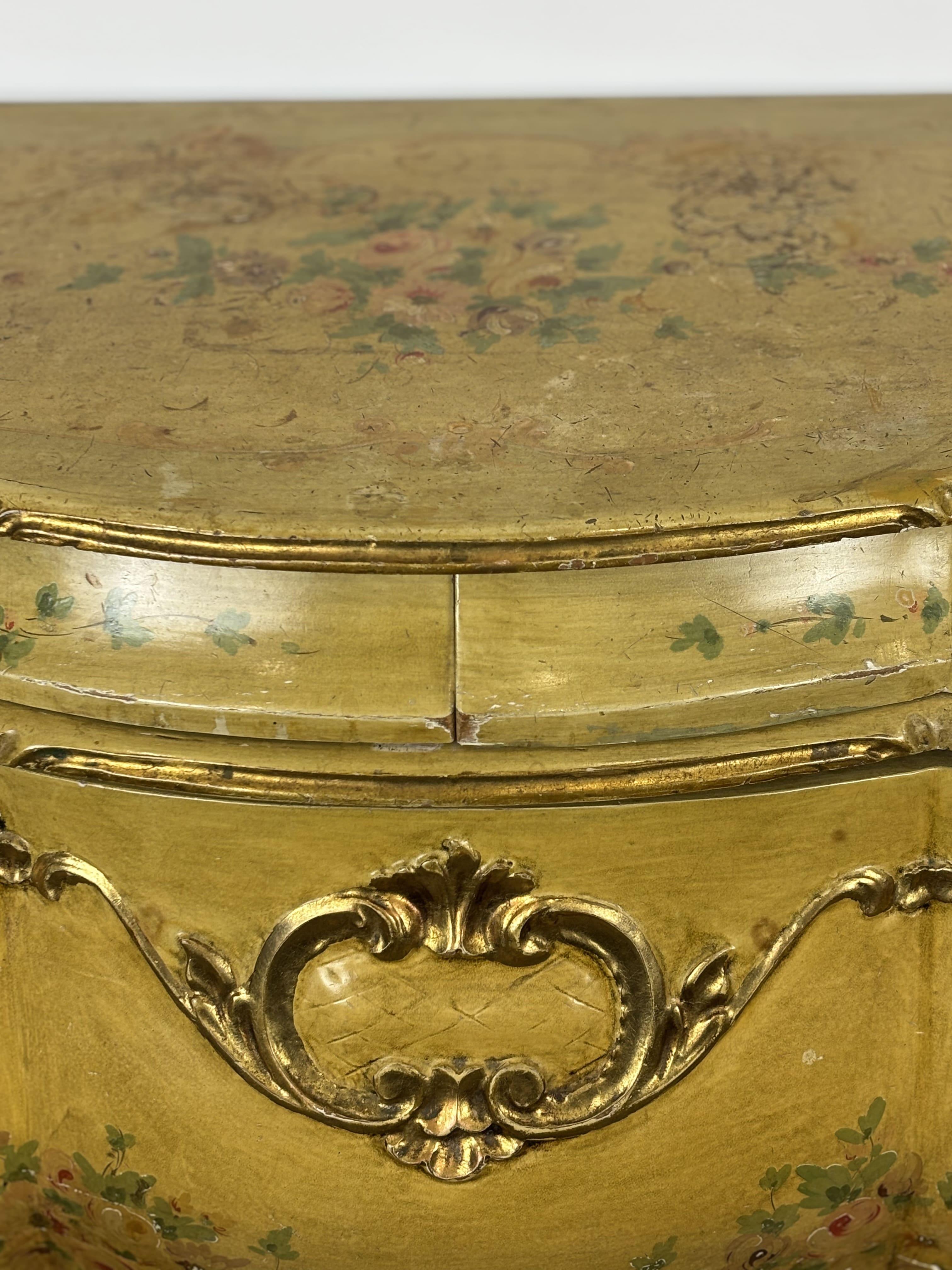 Cassettiera curva dipinta a mano, modellata e intagliata, decorata con motivi floreali su sfondo crema, con apertura a quattro cassetti su tre file. Piedi curvi. 
Italia, metà del XX secolo