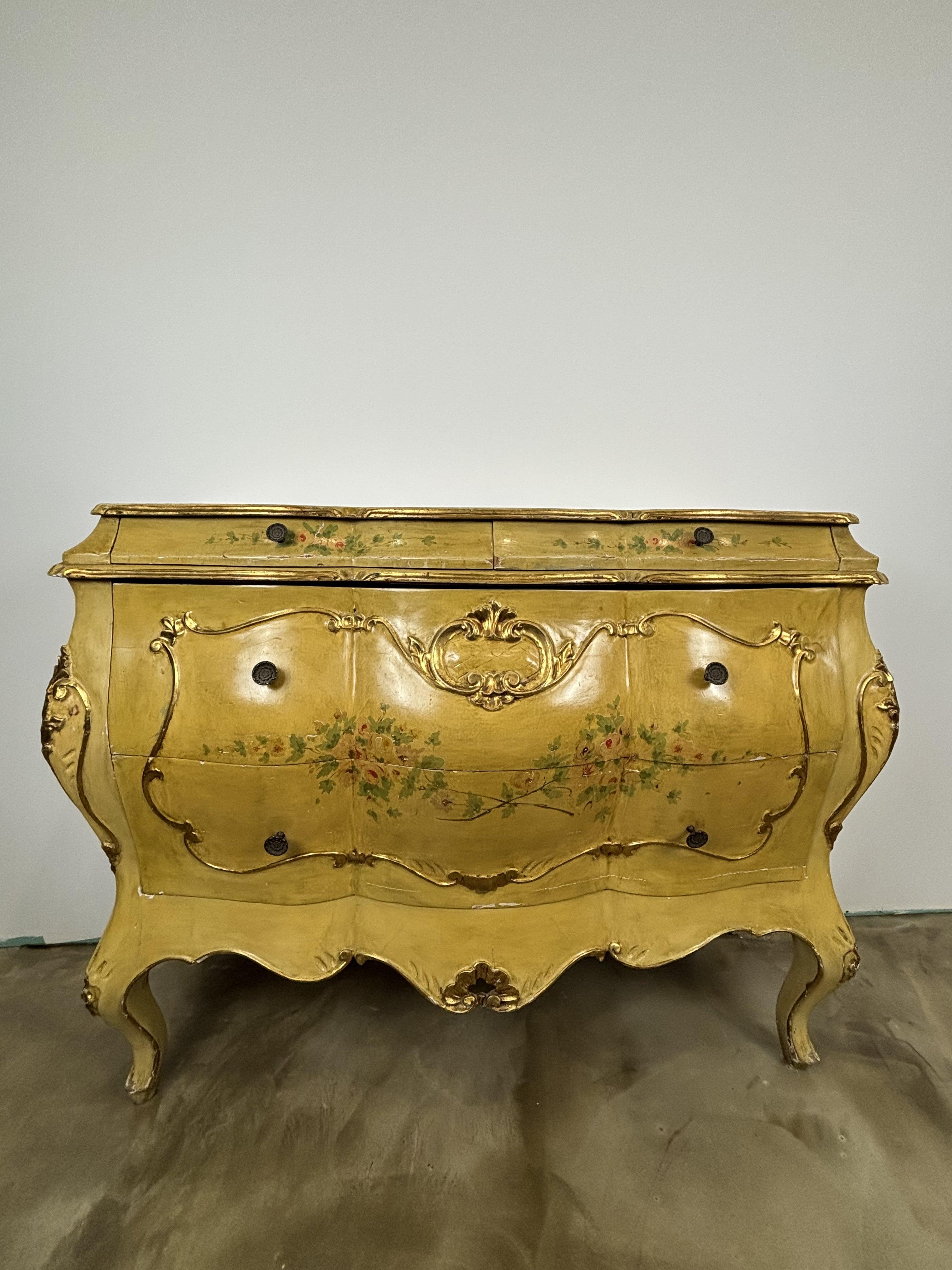 Legno Cassettiera veneziana curva, Italia, XX secolo in vendita