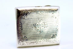 Gewölbtes viktorianisches Silbergehäuse mit Blättern, Blumen und Monogramm