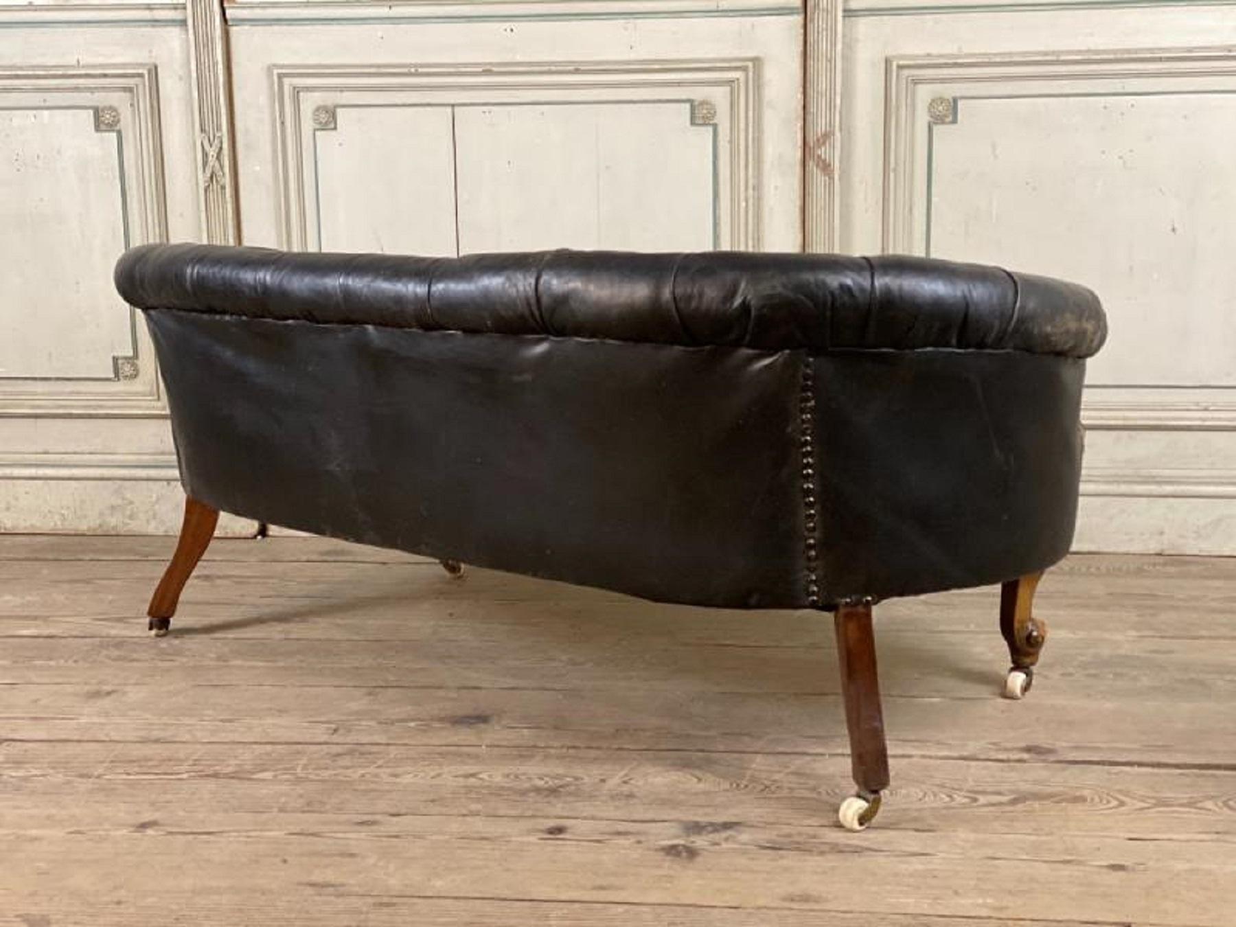 Curved Victorian Sofa, Carved Walnut and Leather In Fair Condition In Brussels, BE