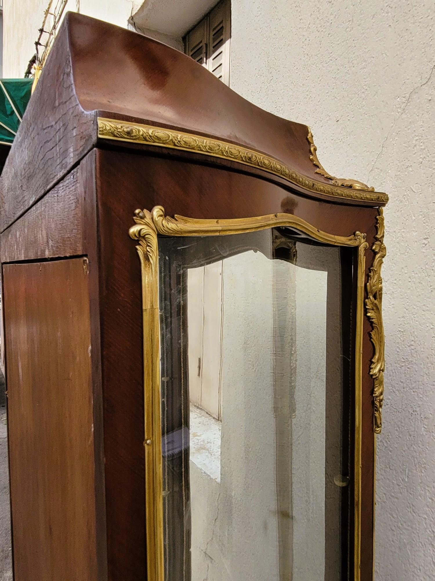 Gebogene Vitrine mit Intarsien und Bronze, Napoleon III., 19. Jahrhundert im Angebot 11