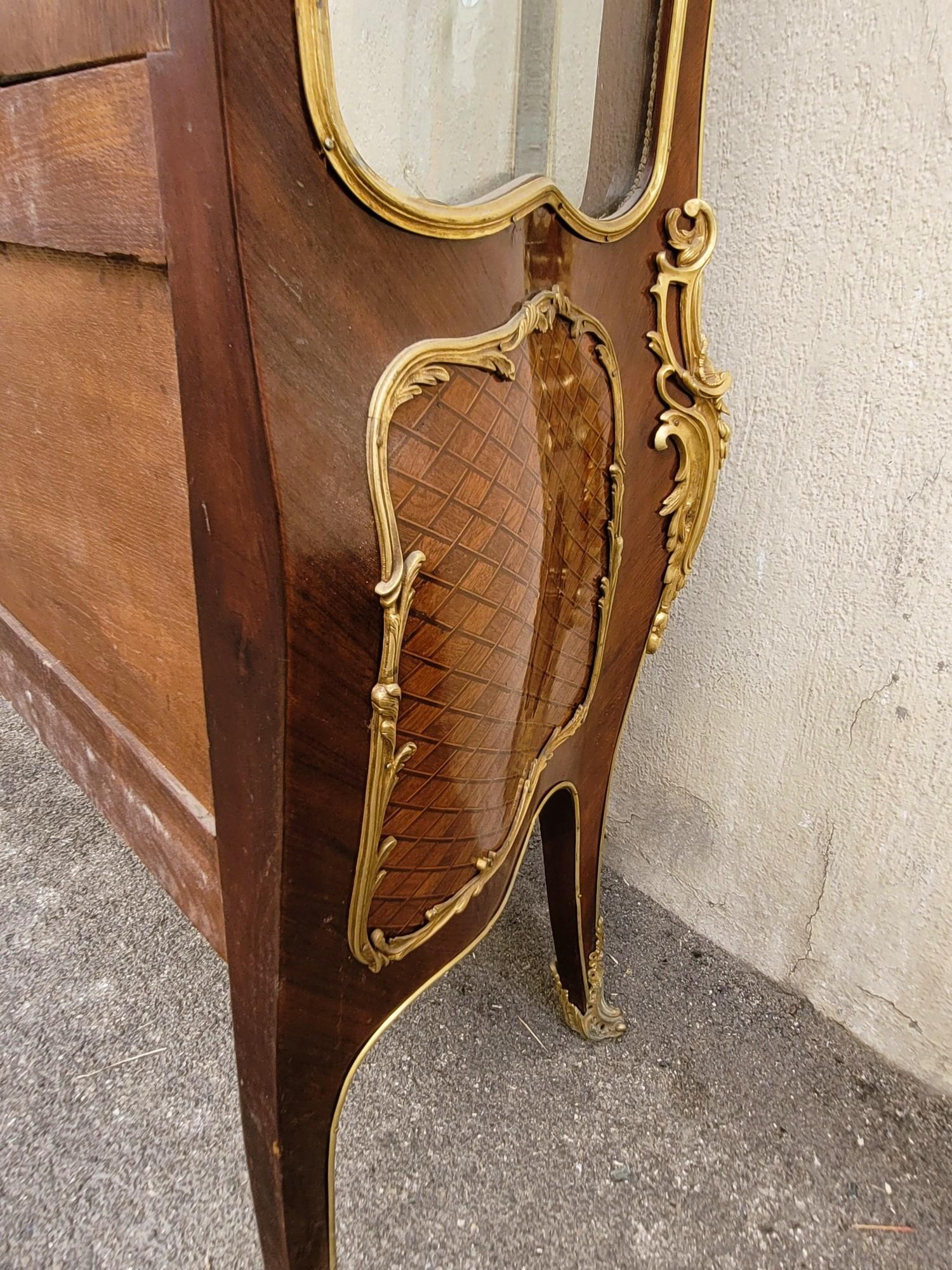 Gebogene Vitrine mit Intarsien und Bronze, Napoleon III., 19. Jahrhundert im Angebot 12