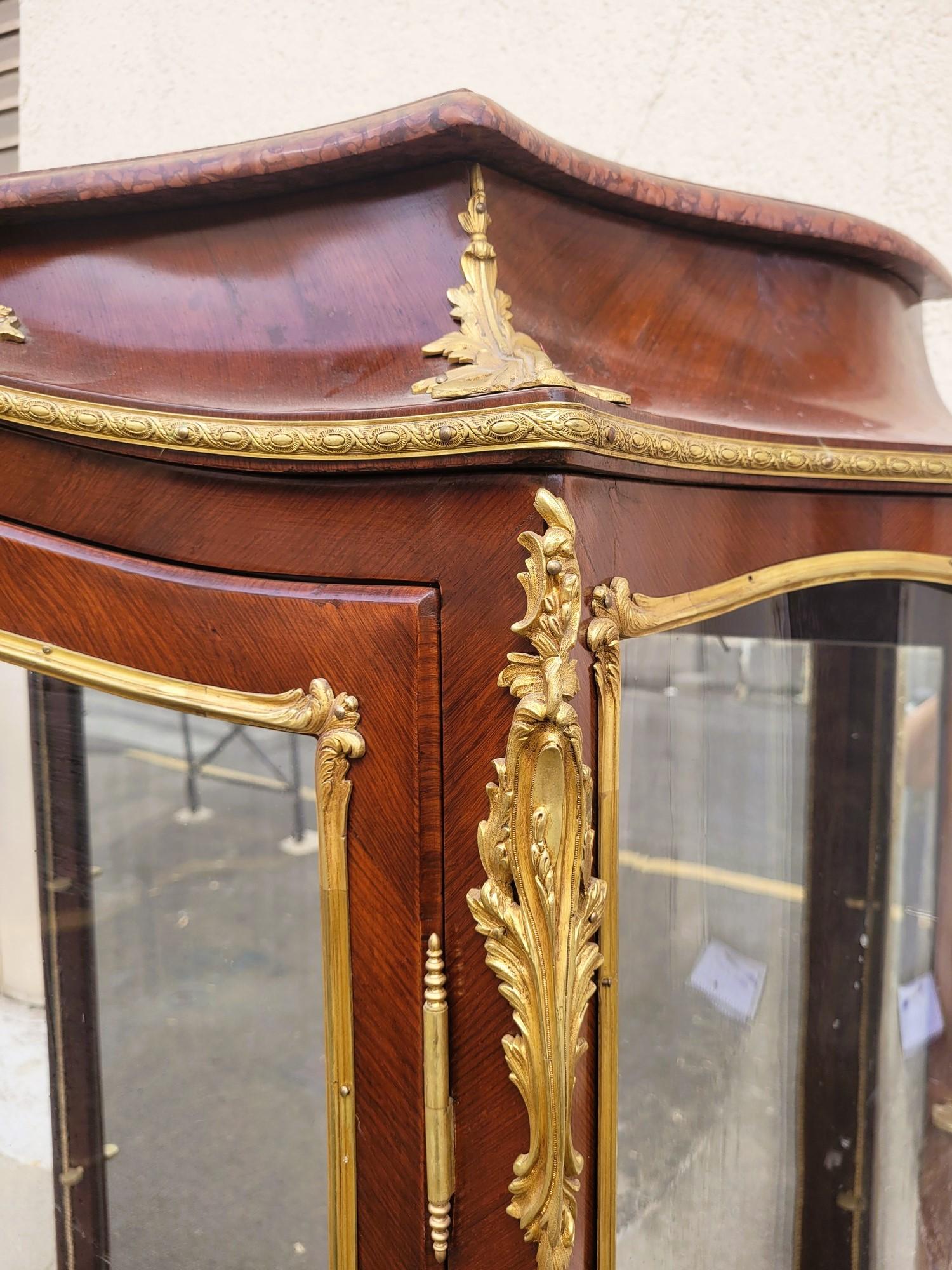 Gebogene Vitrine mit Intarsien und Bronze, Napoleon III., 19. Jahrhundert (Französisch) im Angebot