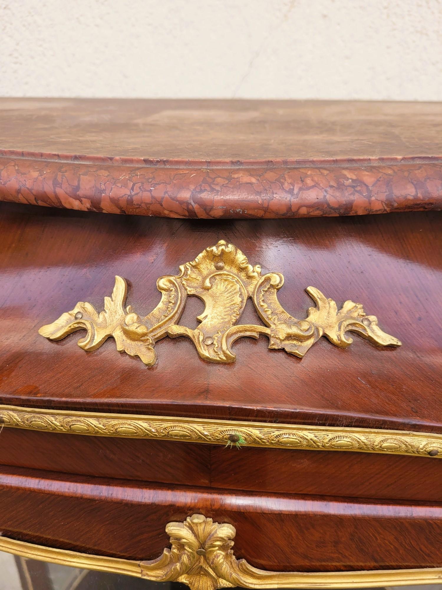 Gebogene Vitrine mit Intarsien und Bronze, Napoleon III., 19. Jahrhundert im Zustand „Gut“ im Angebot in MARSEILLE, FR