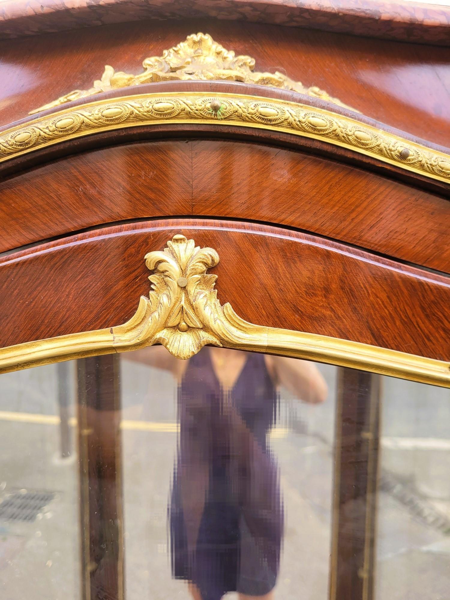 Gebogene Vitrine mit Intarsien und Bronze, Napoleon III., 19. Jahrhundert im Angebot 1