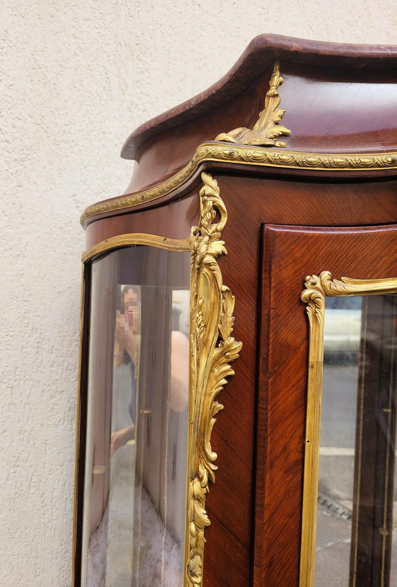 Gebogene Vitrine mit Intarsien und Bronze, Napoleon III., 19. Jahrhundert im Angebot 2