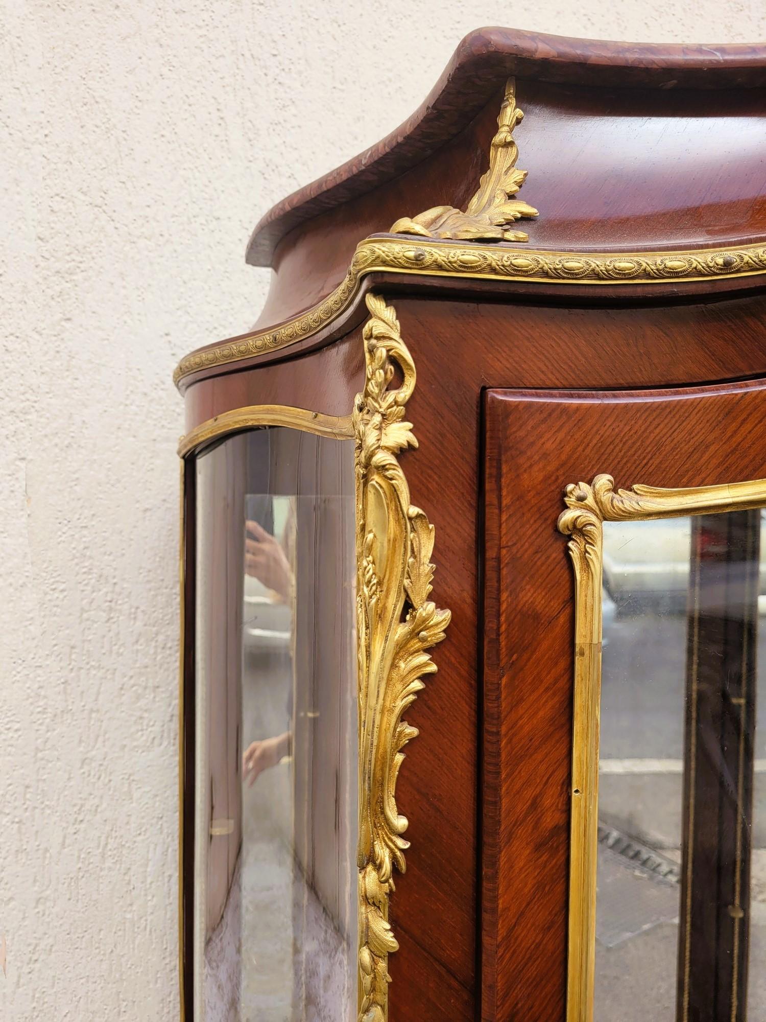 Gebogene Vitrine mit Intarsien und Bronze, Napoleon III., 19. Jahrhundert im Angebot 3