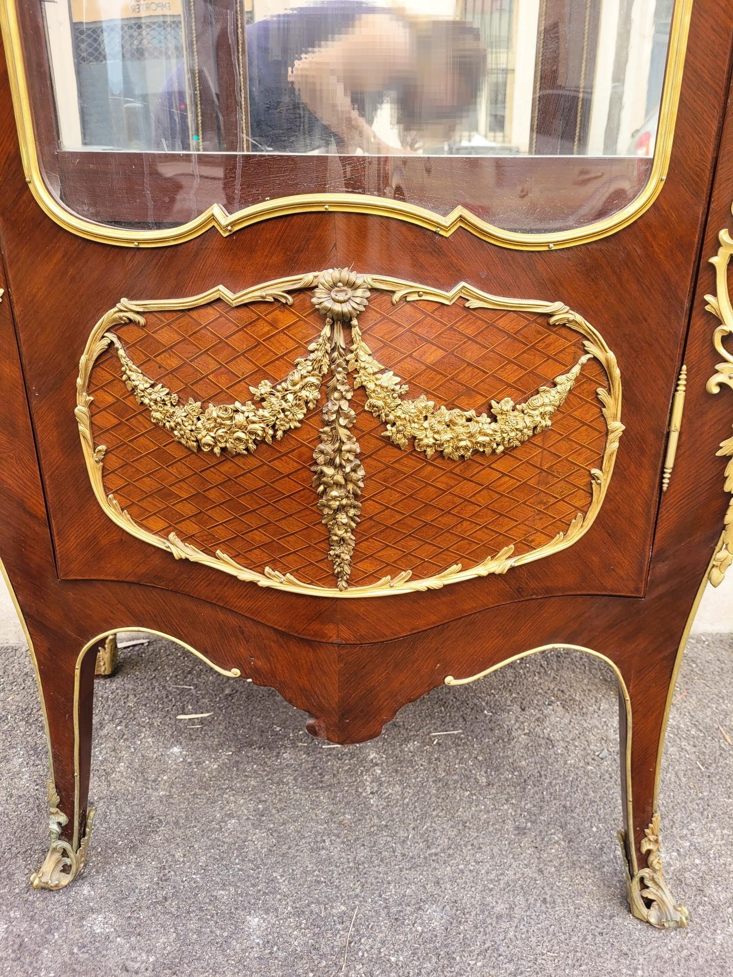 Gebogene Vitrine mit Intarsien und Bronze, Napoleon III., 19. Jahrhundert im Angebot 4