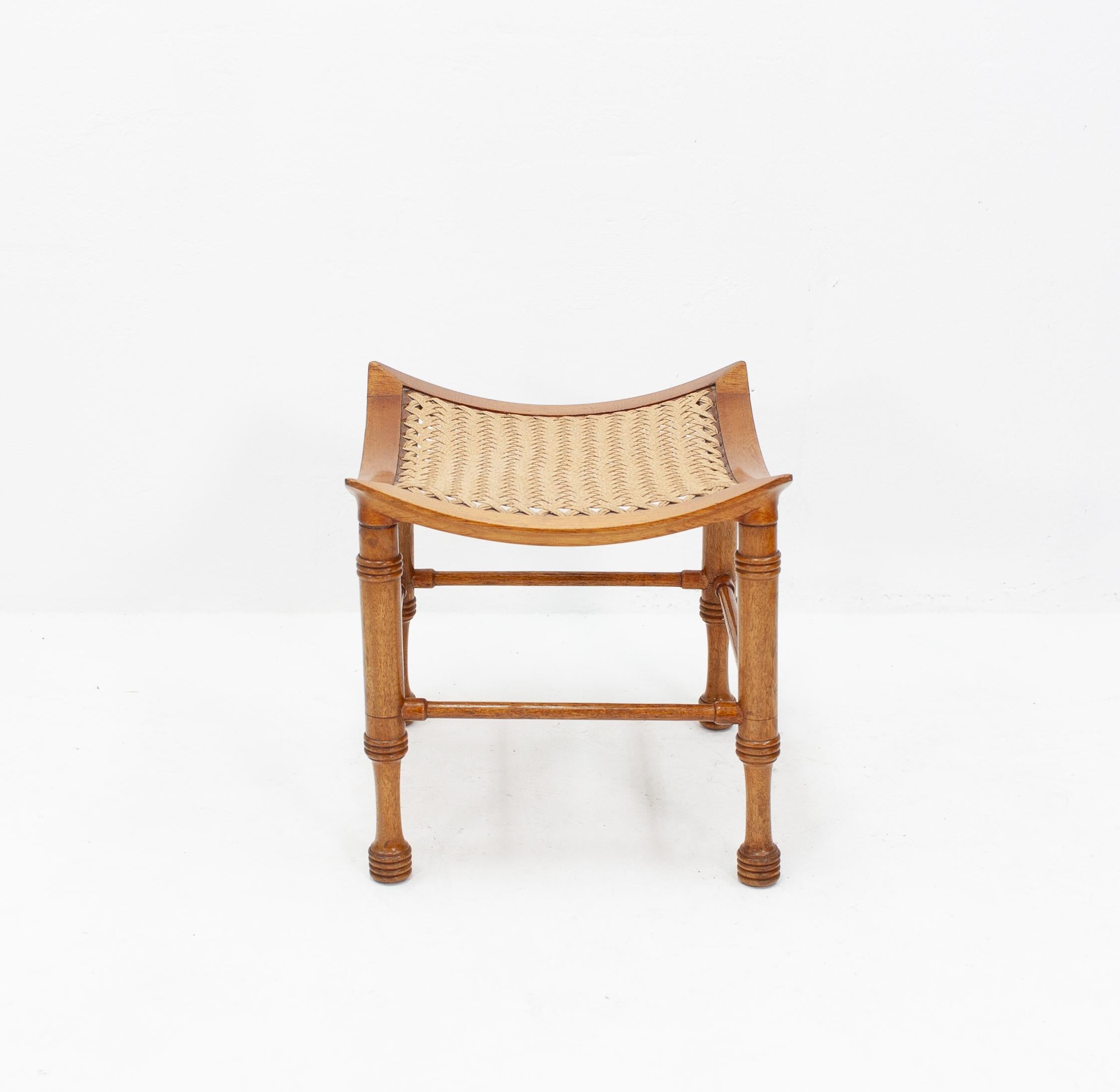 Américain Liberty & Co. - Thebes  Noyer et corde courbés  tabouret