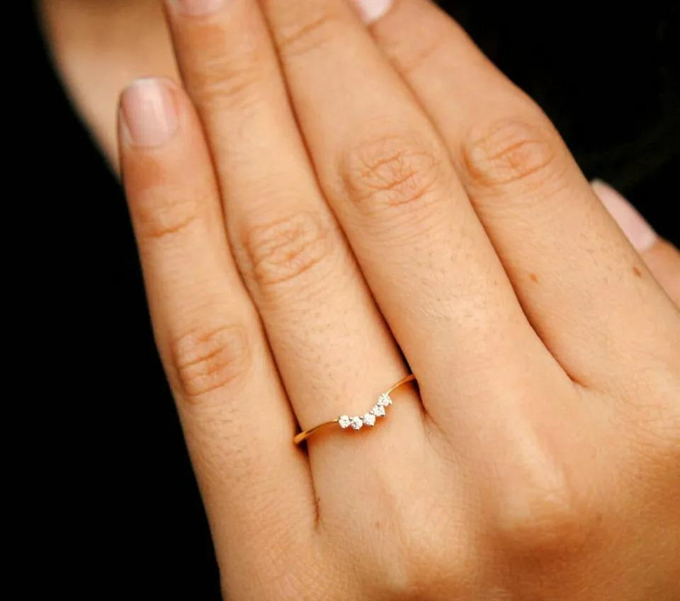 Alliance courbée empilable en or 14 carats avec diamants naturels Neuf - En vente à Chicago, IL