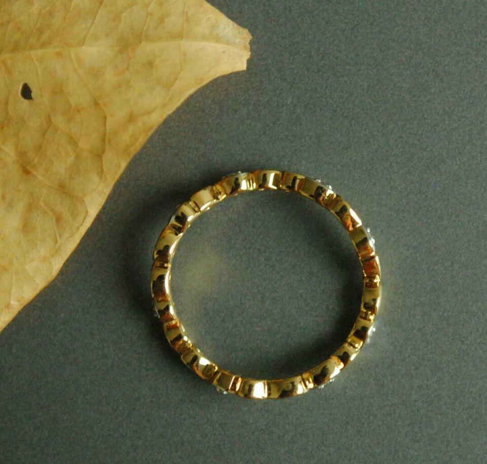Fascia nuziale curva in oro massiccio 14 carati Fascia per l'eternità con diamanti Anello in pizzo filigranato in vendita 1