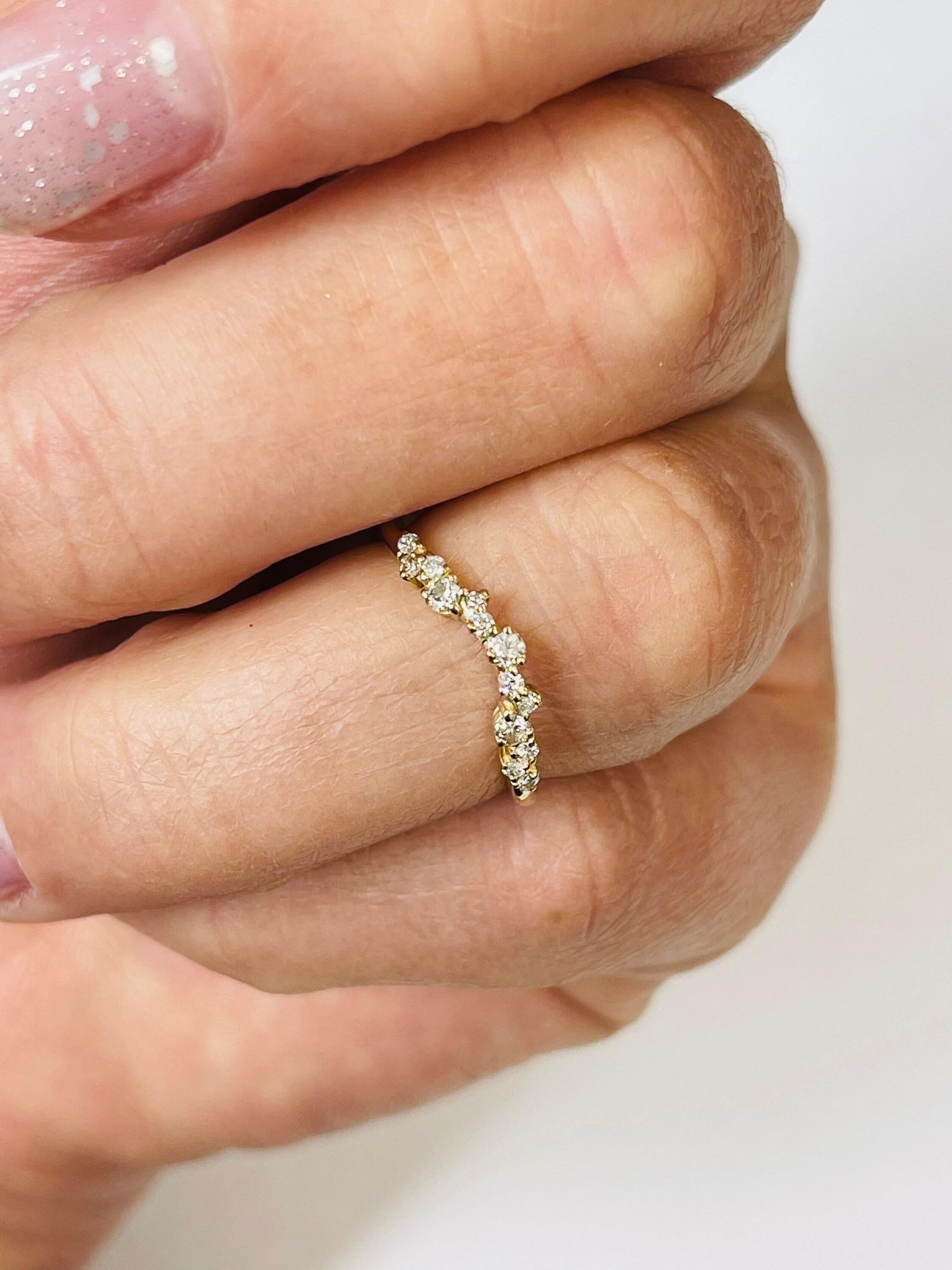 L'alliance est courbée pour s'adapter à une bague de fiançailles avec une partie supérieure basse, elle sera parfaite avec la plupart des bagues de fiançailles en diamant jaune, faite en or jaune 18KT et en diamants fins (clarté VS-SI et couleur