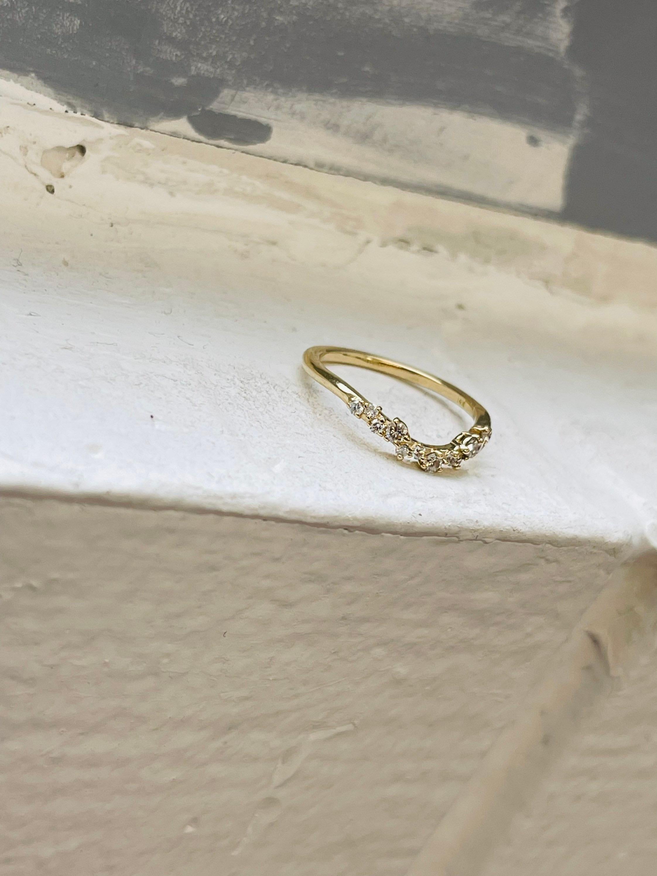 Taille brillant Alliance courbée en or jaune 18 carats avec diamants en vente