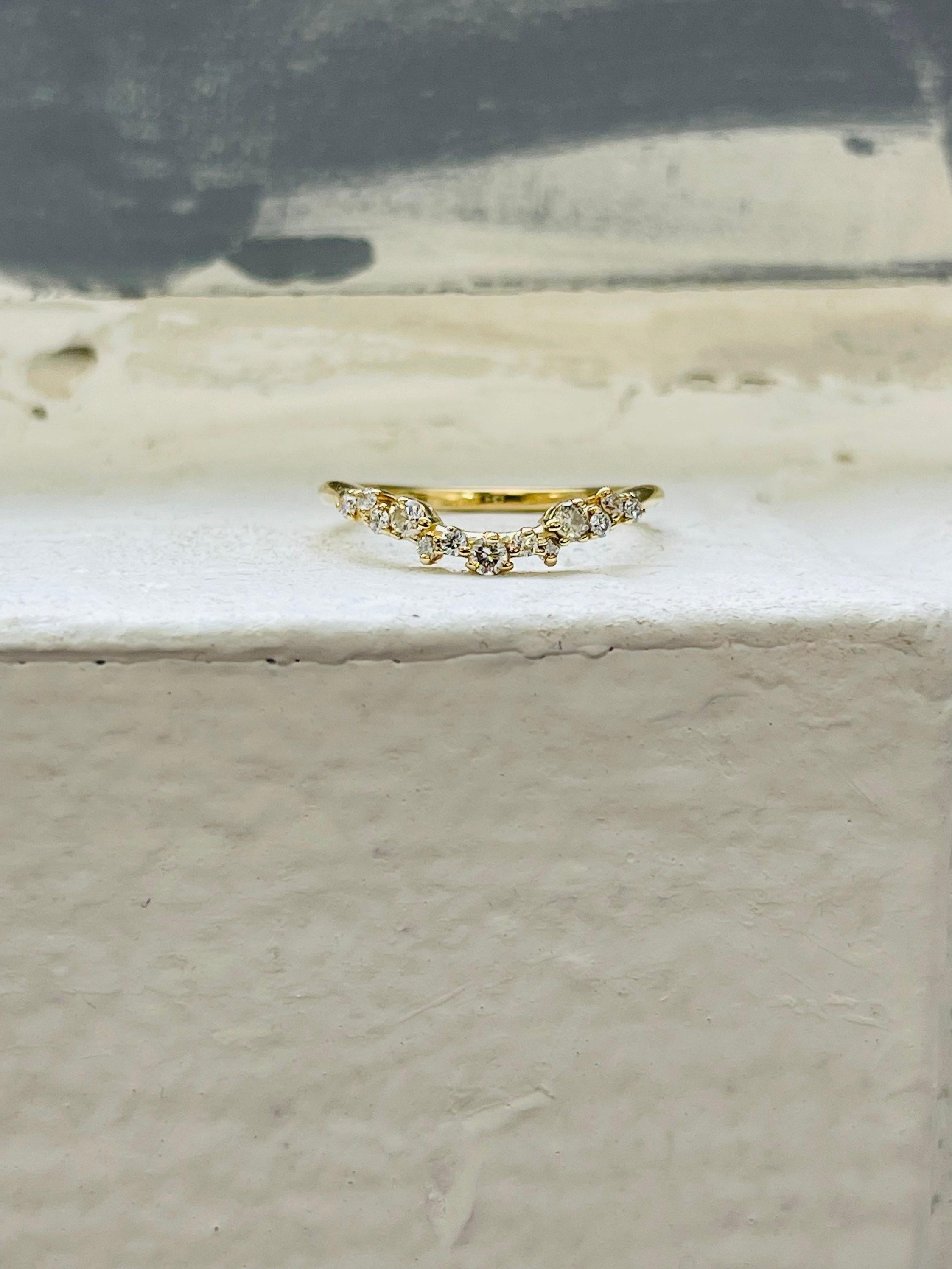 Alliance courbée en or jaune 18 carats avec diamants Neuf - En vente à Boca Raton, FL