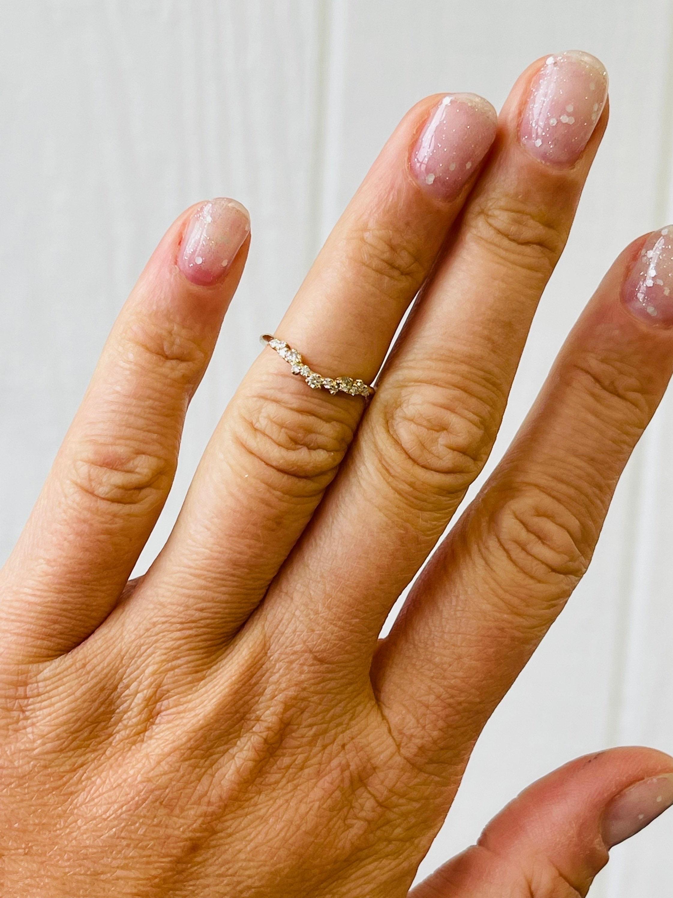 Alliance courbée en or jaune 18 carats avec diamants Pour femmes en vente