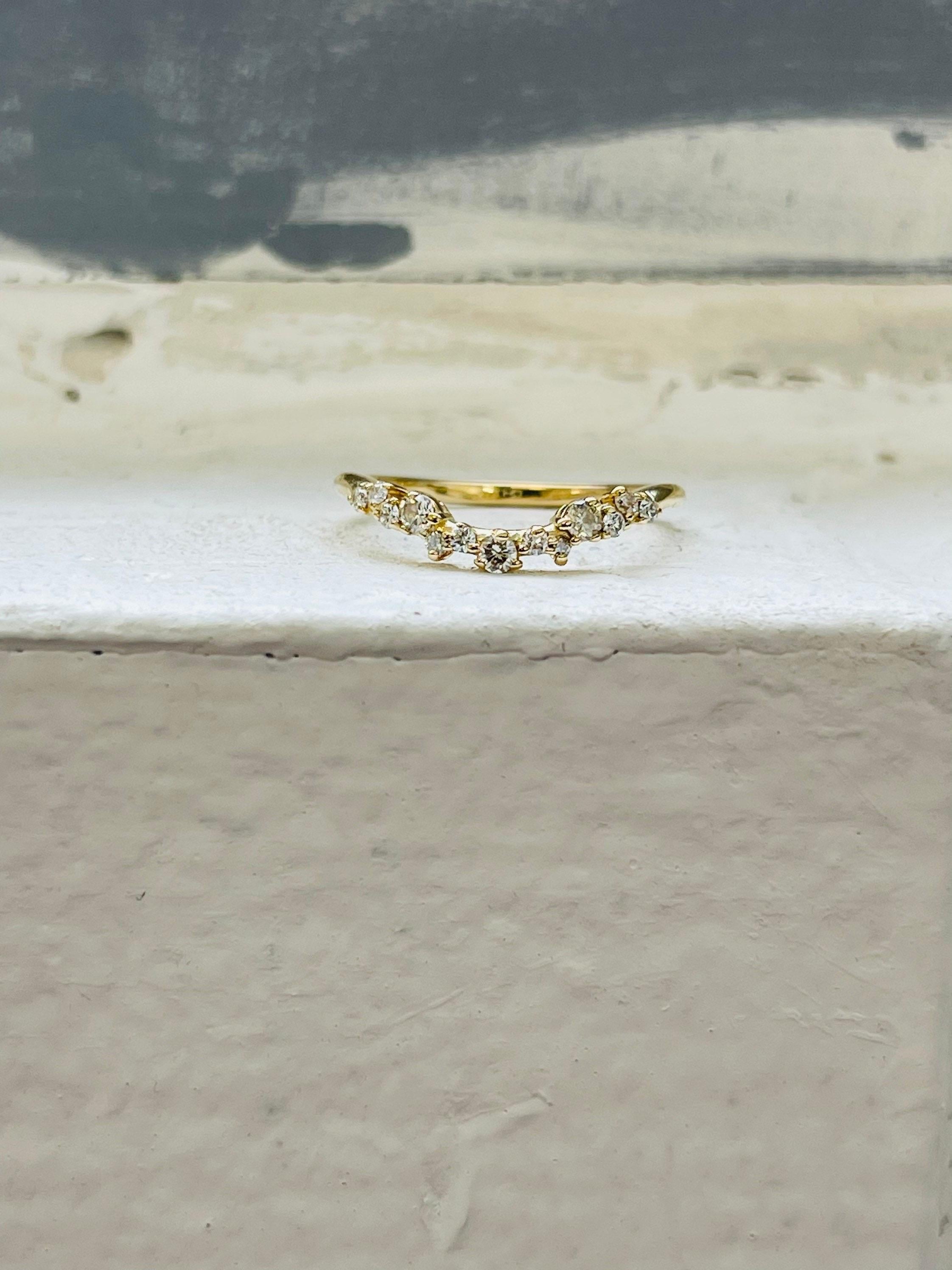 Alliance courbée en or jaune 18 carats avec diamants en vente 1