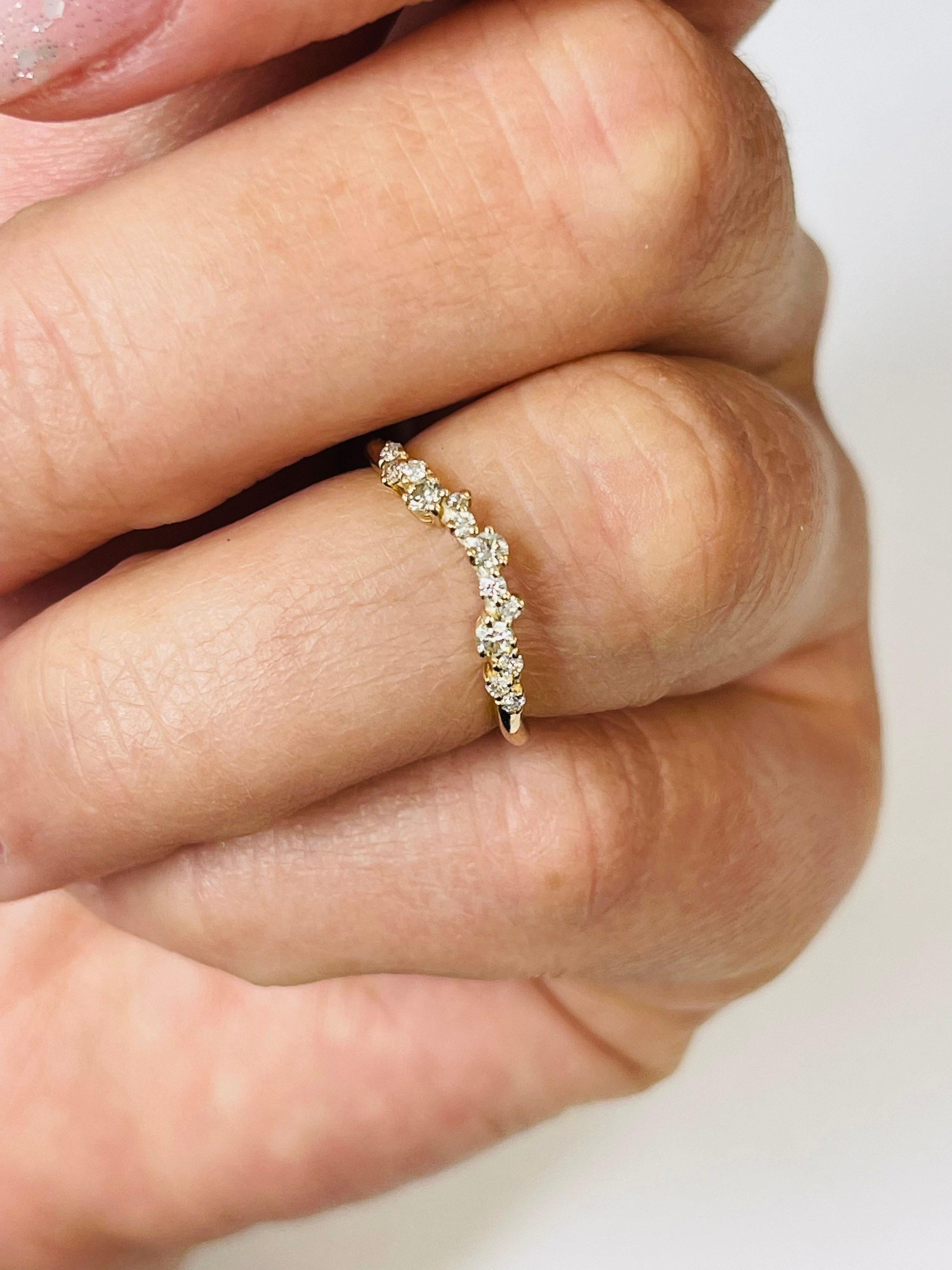 Alliance courbée en or jaune 18 carats avec diamants en vente 2