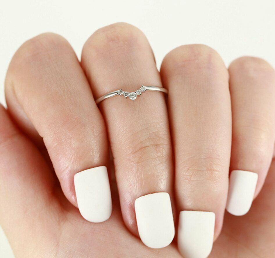 Curved Wedding Band White Gold Chevron Diamond Ring 14k Gold N8 In New Condition For Sale In Chicago, IL