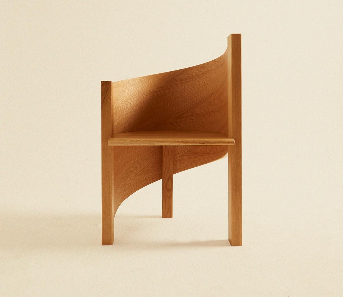 Moderne Chaise de salle à manger ou fauteuil d'appoint Vagari en chêne blanc incurvé par Cultivation Objects en vente