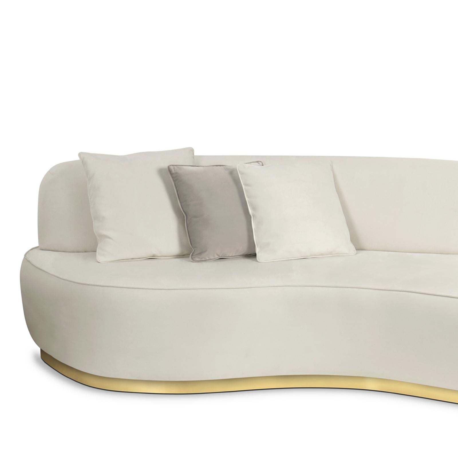 Sofa curved white with structure in solid wood with
casted base in polished brass. With Suede fabric in
white. With cushions included.
Also available in different fabrics with three cushions included.

     