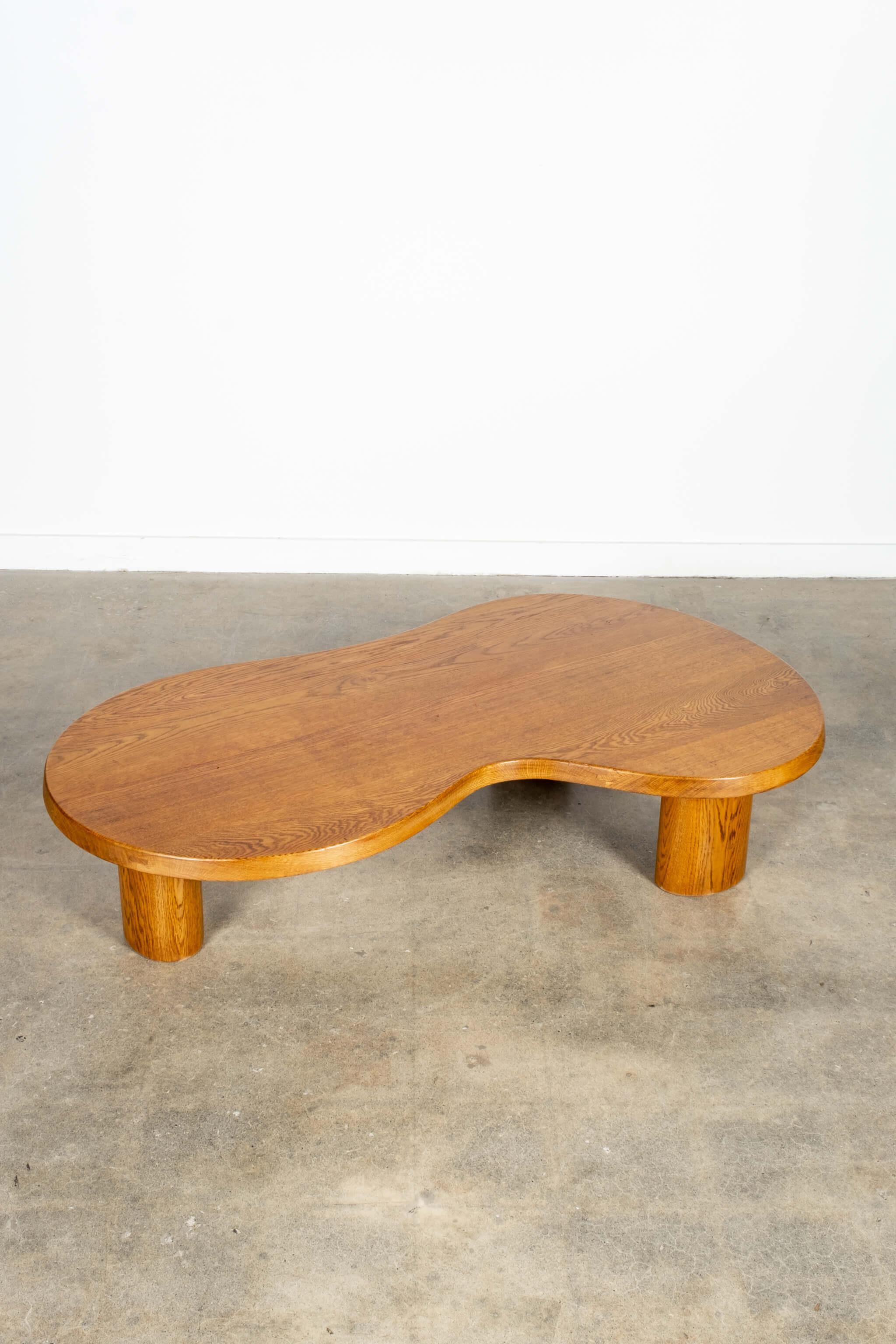 Français Table basse incurvée à la manière de Charlotte Perriand