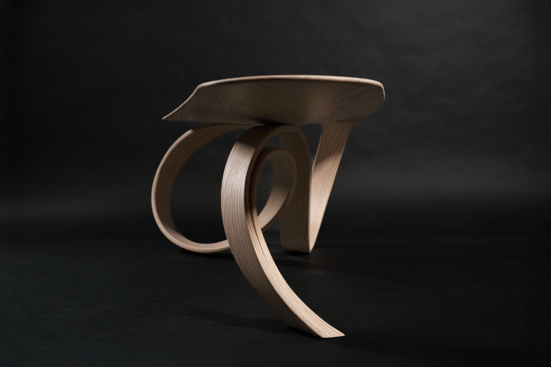 Canadien Table basse incurvée avec base sculpturale organique en vente