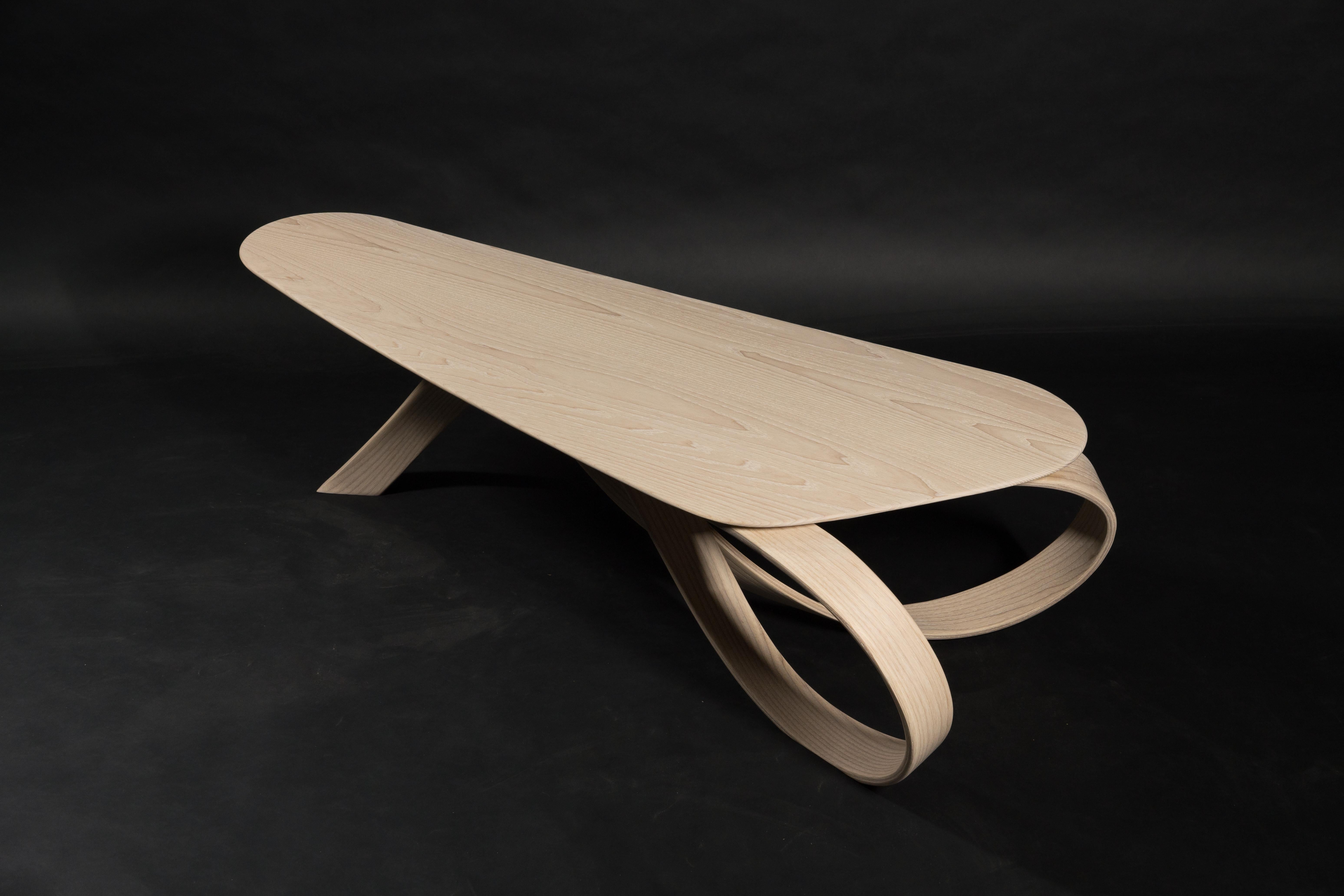 Travail du bois Table basse incurvée avec base sculpturale organique en vente