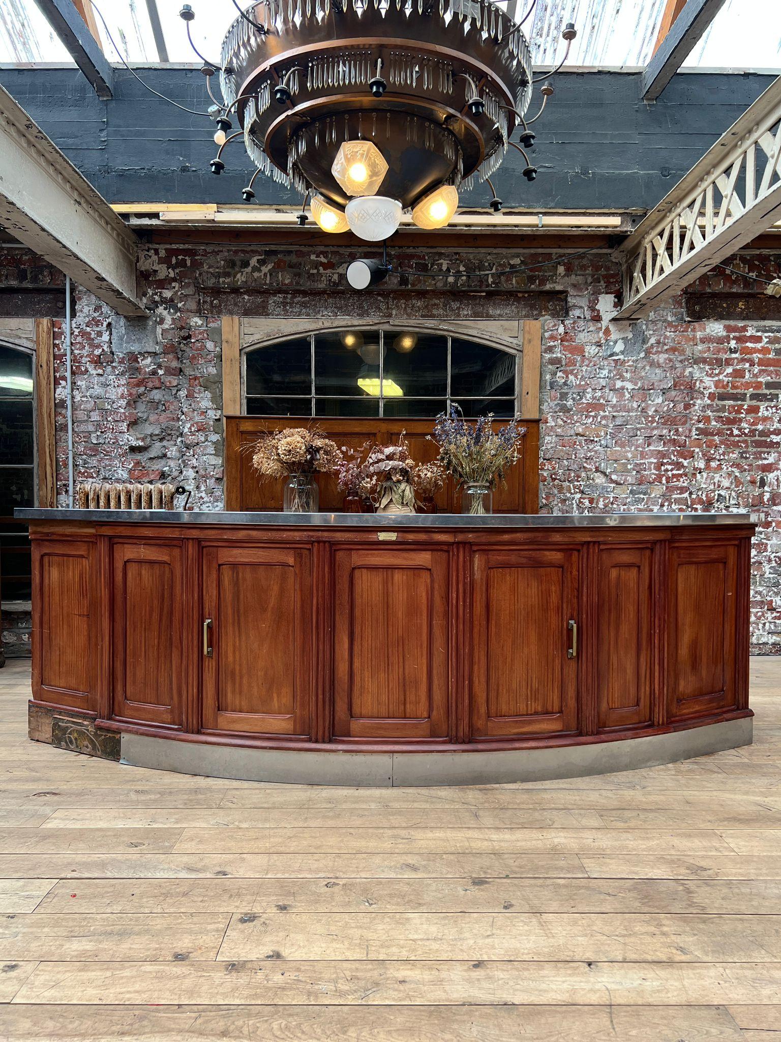 Bar curvo in legno con piano e base in acciaio inox di Fr. Vauconsant, Francia, c. in vendita 7