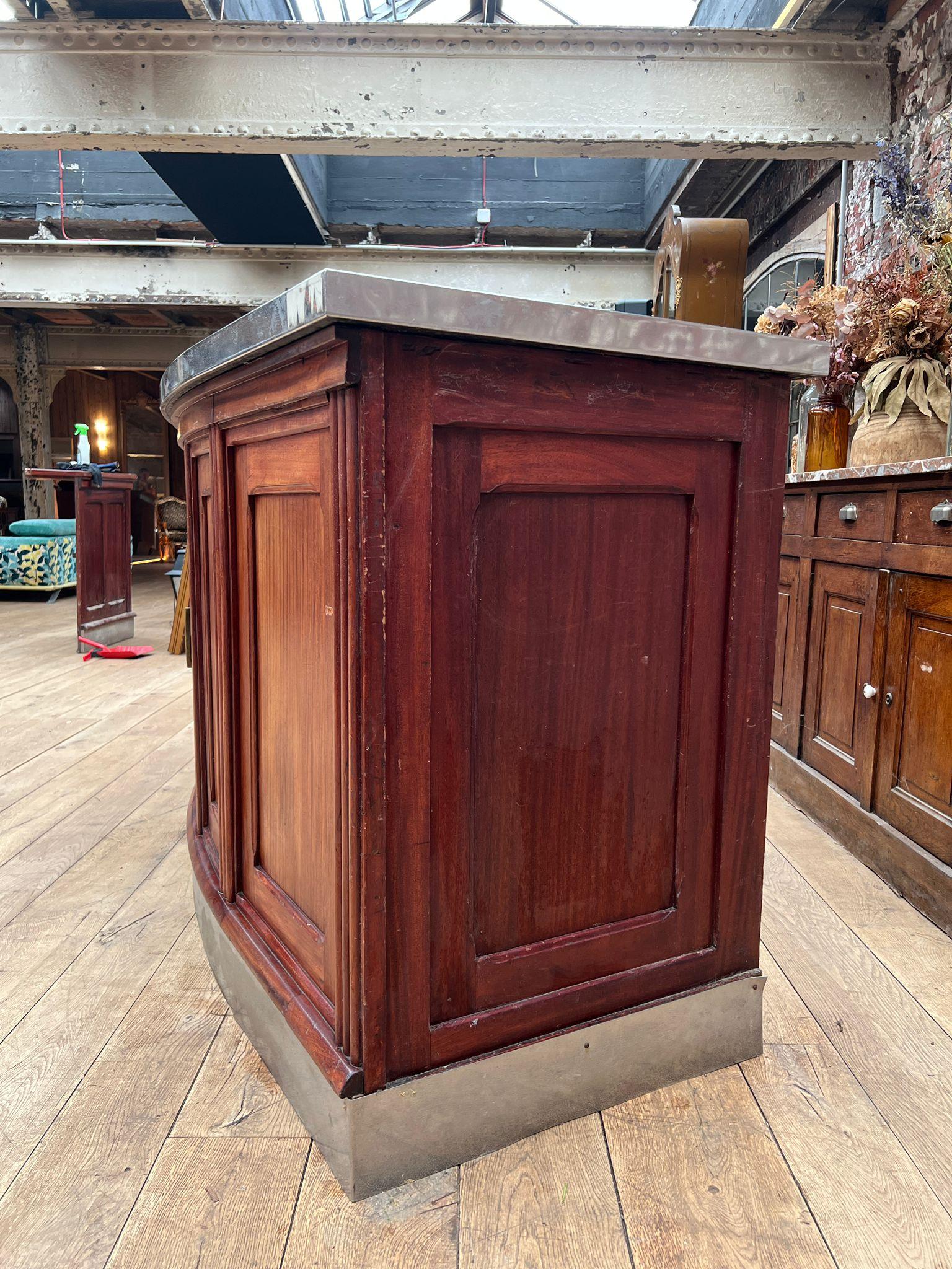 Bar curvo in legno con piano e base in acciaio inox di Fr. Vauconsant, Francia, c. in vendita 8