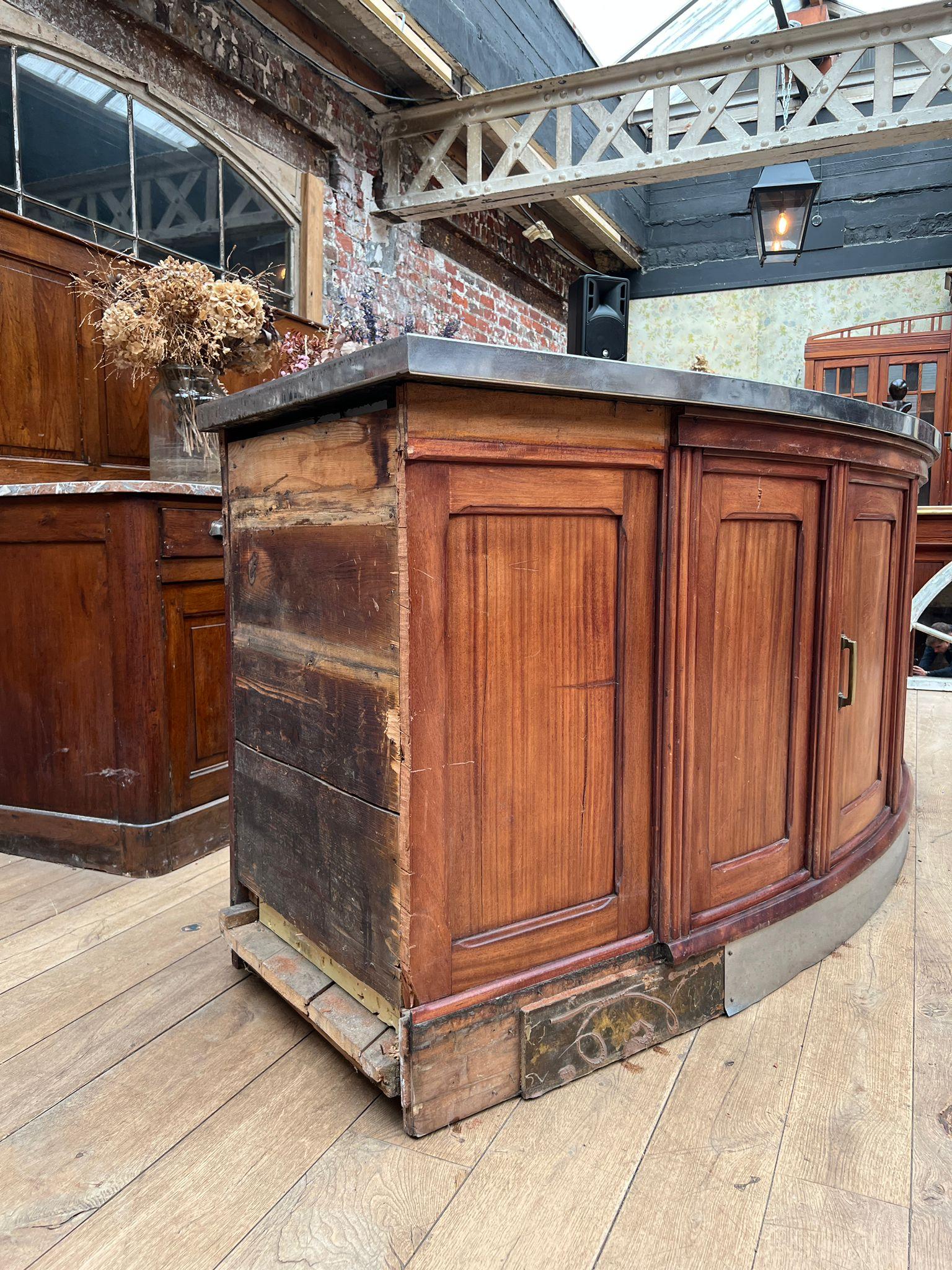 Bar curvo in legno con piano e base in acciaio inox di Fr. Vauconsant, Francia, c. in vendita 9