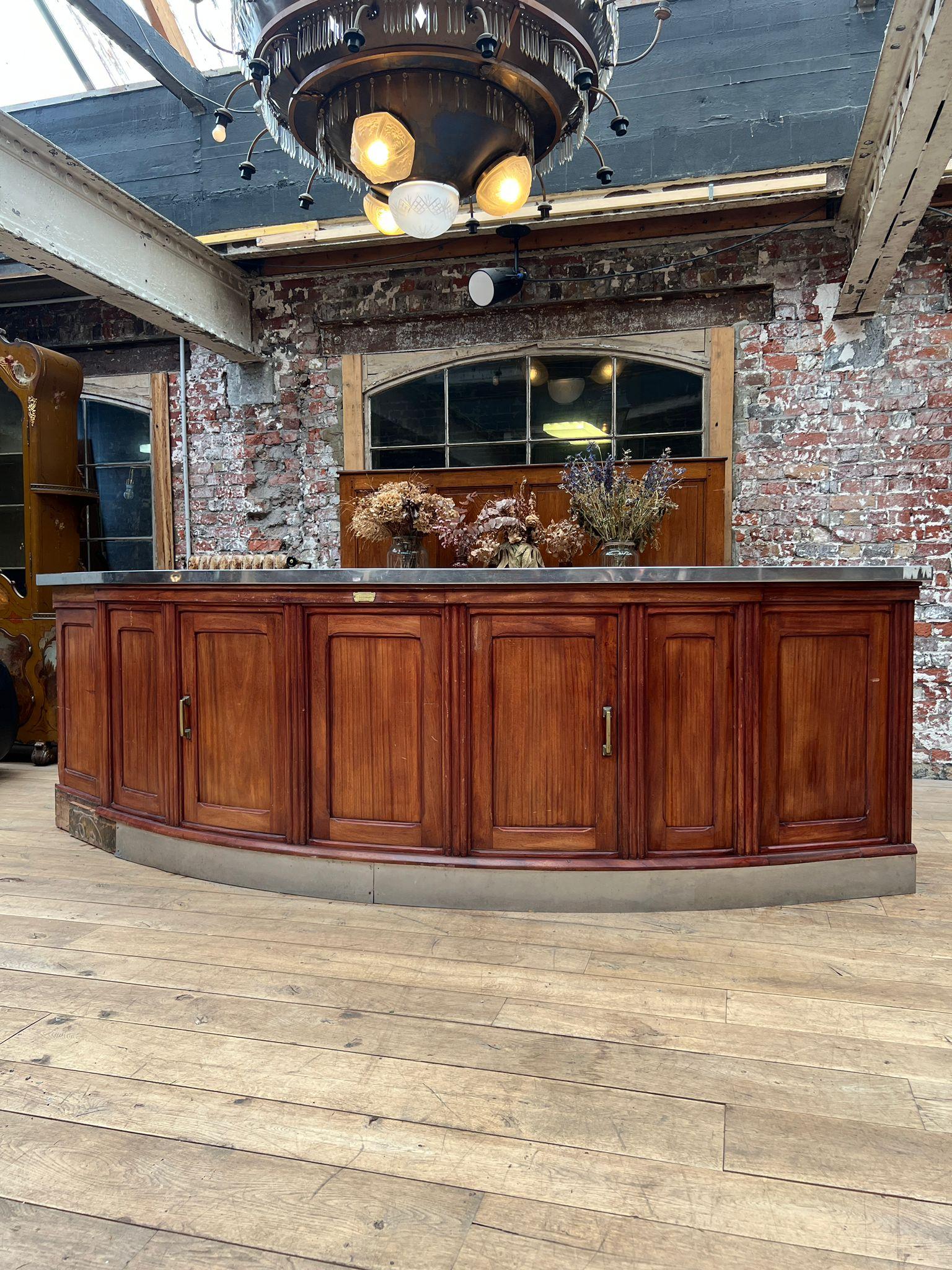 Metà XX secolo Bar curvo in legno con piano e base in acciaio inox di Fr. Vauconsant, Francia, c. in vendita