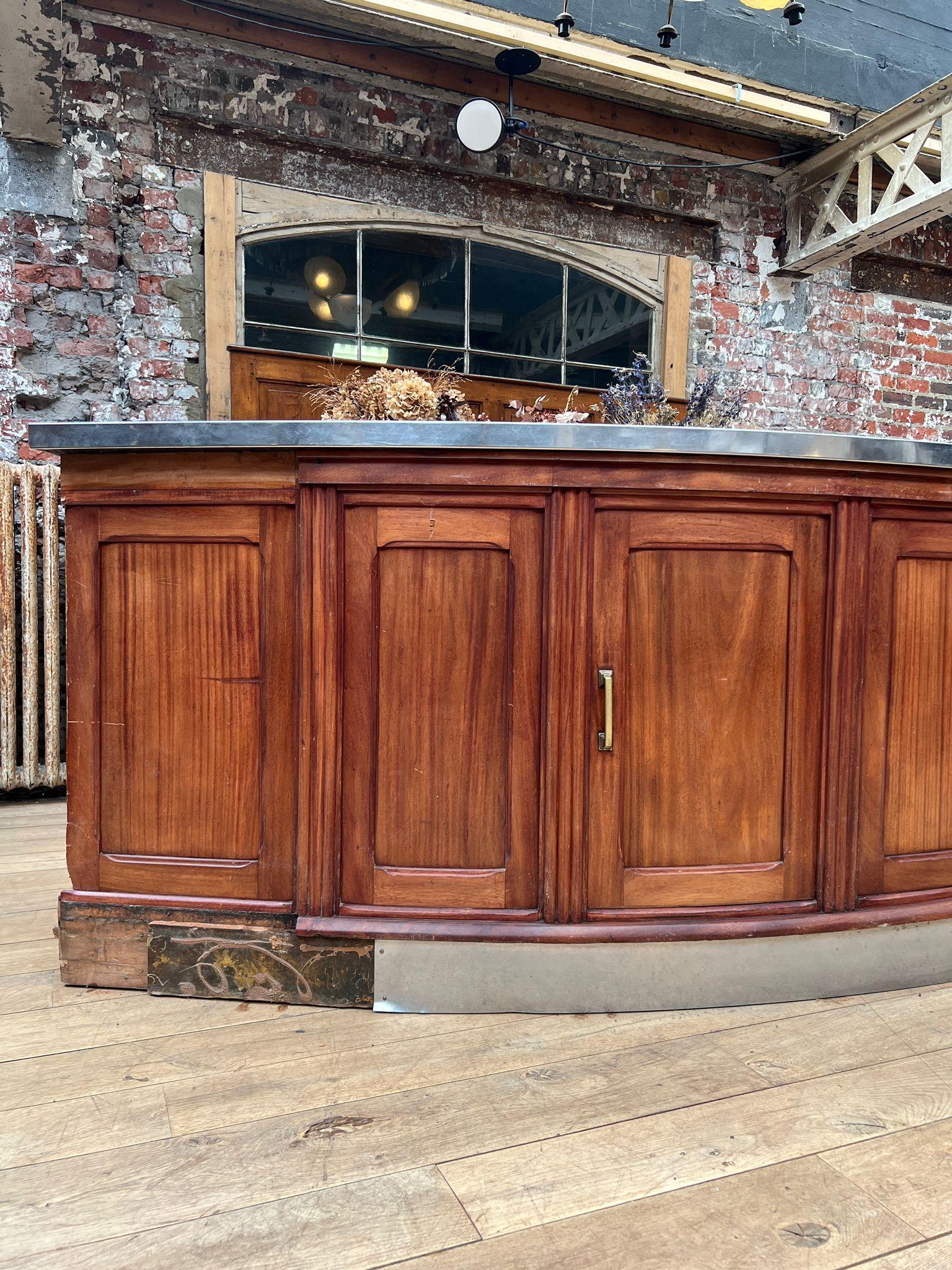 Acciaio inossidabile Bar curvo in legno con piano e base in acciaio inox di Fr. Vauconsant, Francia, c. in vendita