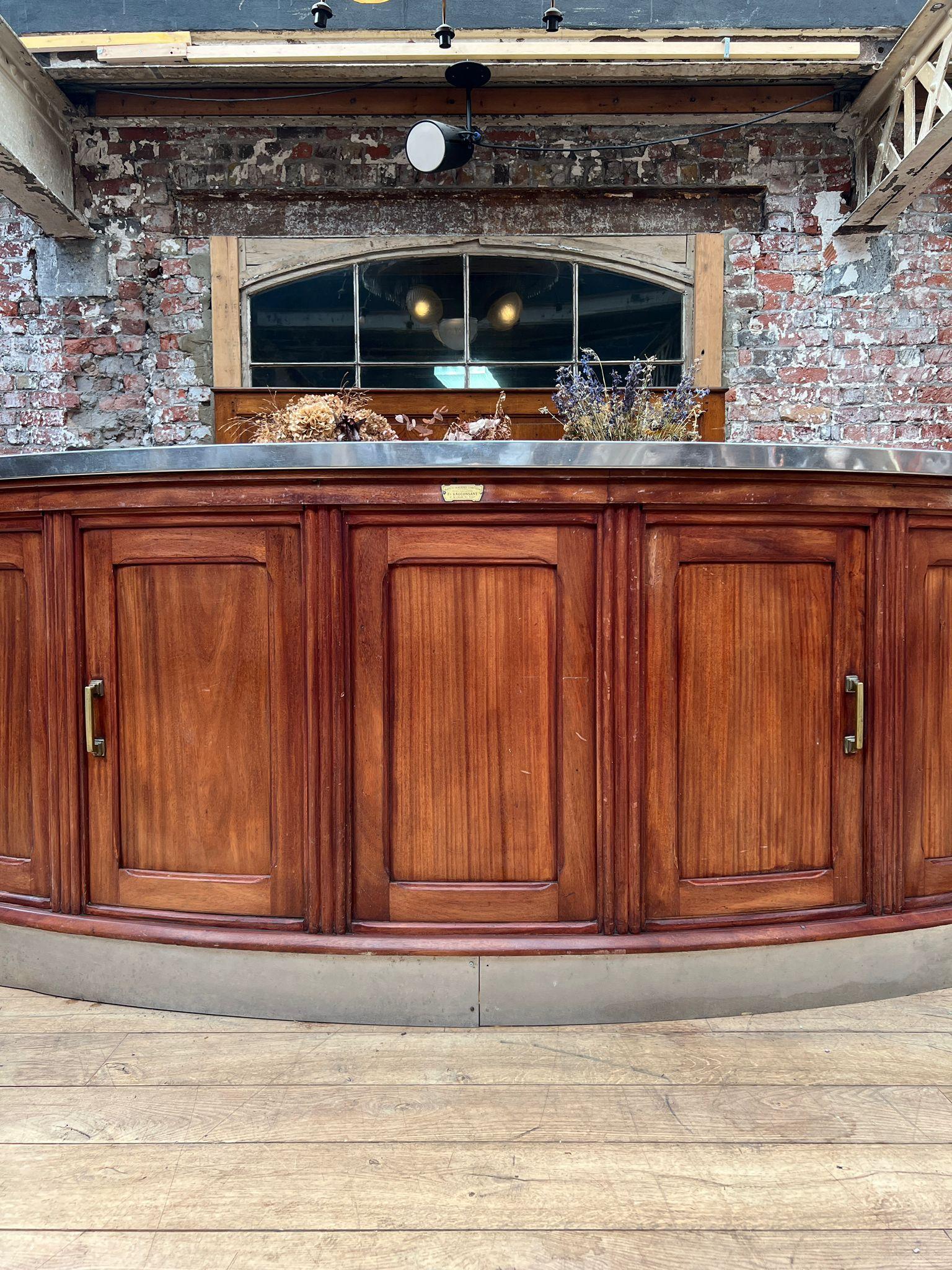 Bar curvo in legno con piano e base in acciaio inox di Fr. Vauconsant, Francia, c. in vendita 1