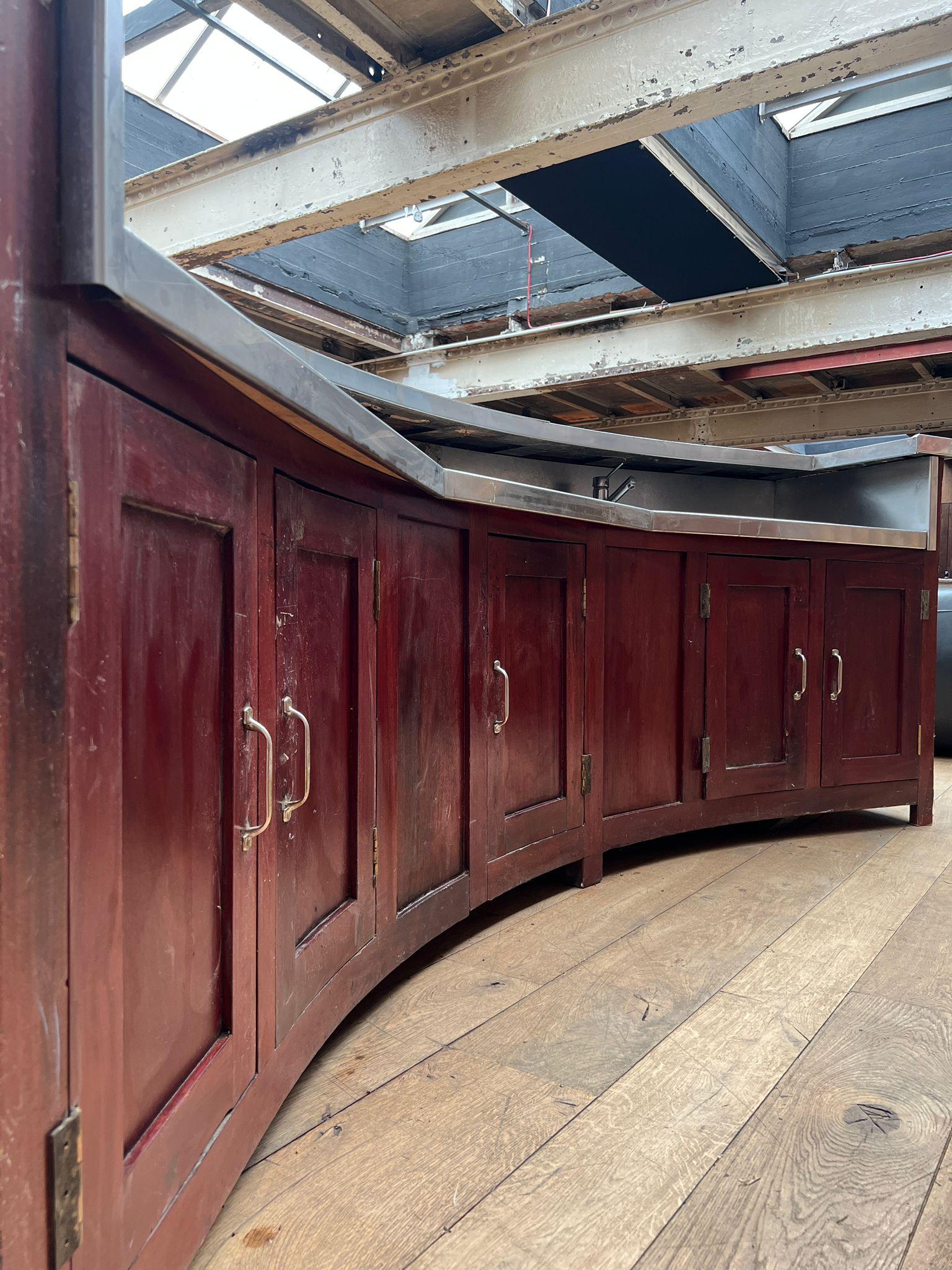 Bar curvo in legno con piano e base in acciaio inox di Fr. Vauconsant, Francia, c. in vendita 2