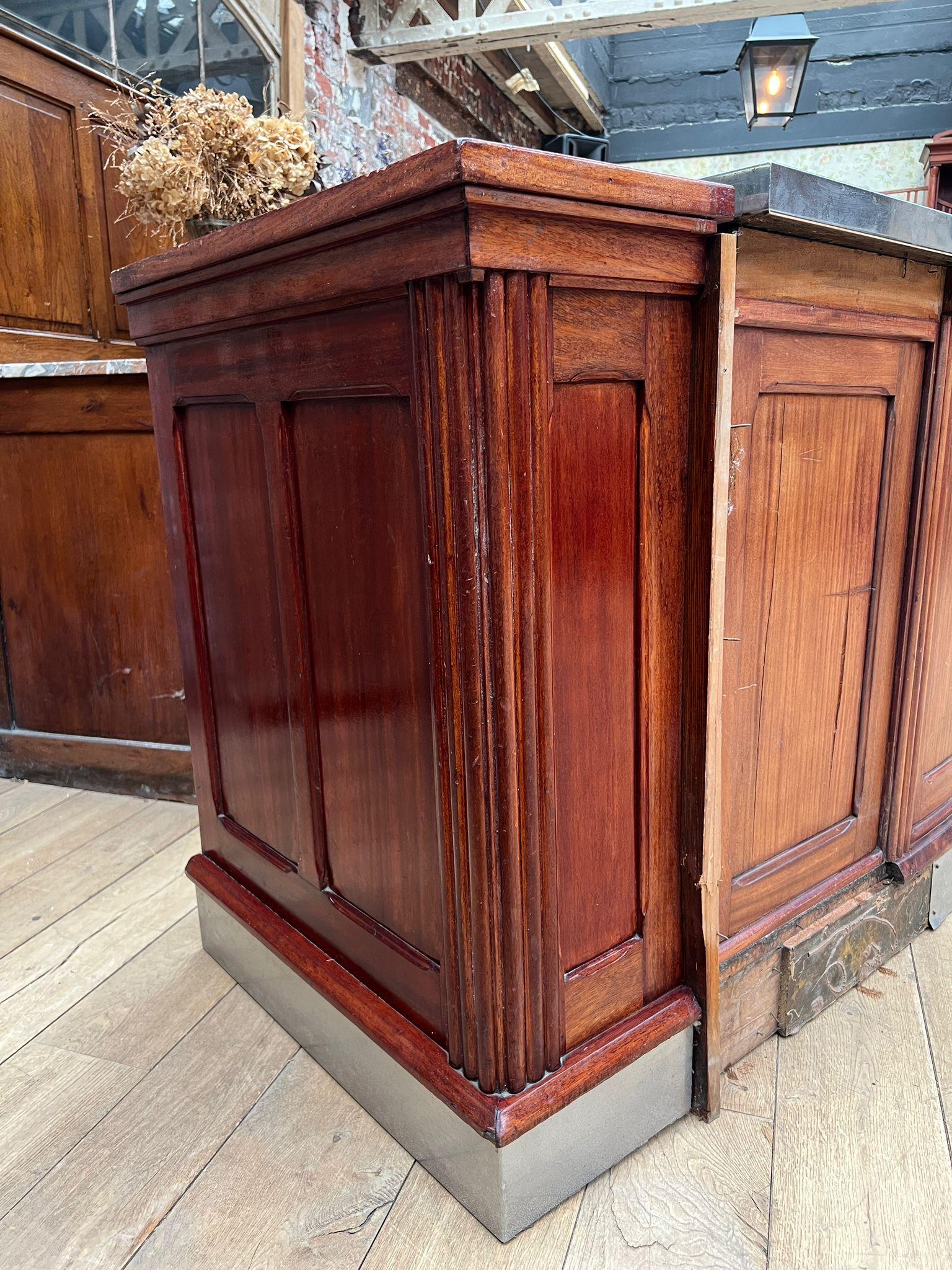 Bar curvo in legno con piano e base in acciaio inox di Fr. Vauconsant, Francia, c. in vendita 4