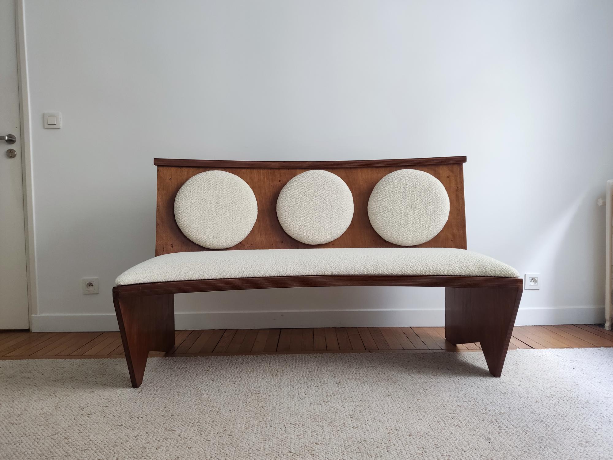 Fully restored curved wooden bench seat from the 1940s. Sleek legs, beautiful woodwork with marquetry effects on the upper surface and comfortable cushions to modernize the whole. The ecru fabric comes from a beautiful French house: Lelièvre -
