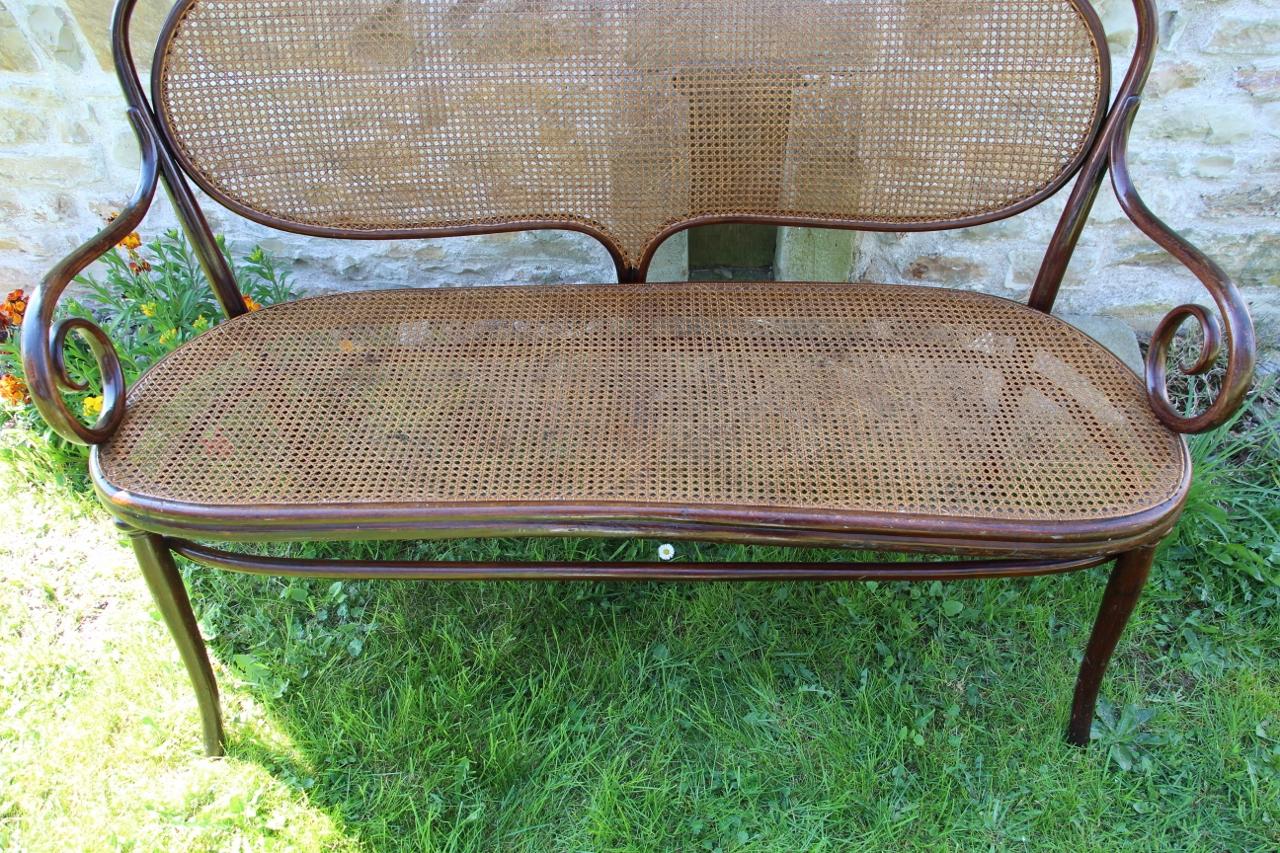 Arts and Crafts Panchina di legno curva n. 5 firmata De Thonet del XIX secolo in vendita