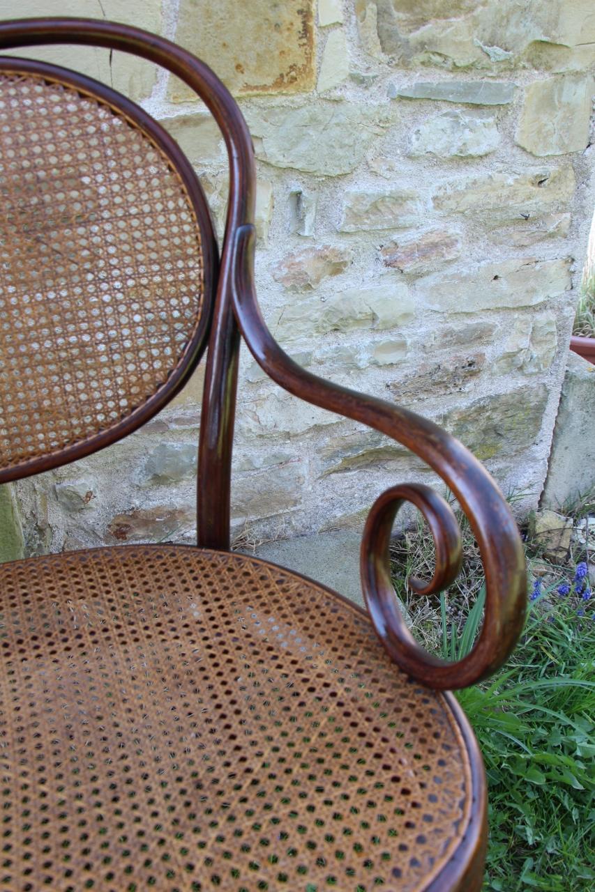 Austriaco Panchina di legno curva n. 5 firmata De Thonet del XIX secolo in vendita
