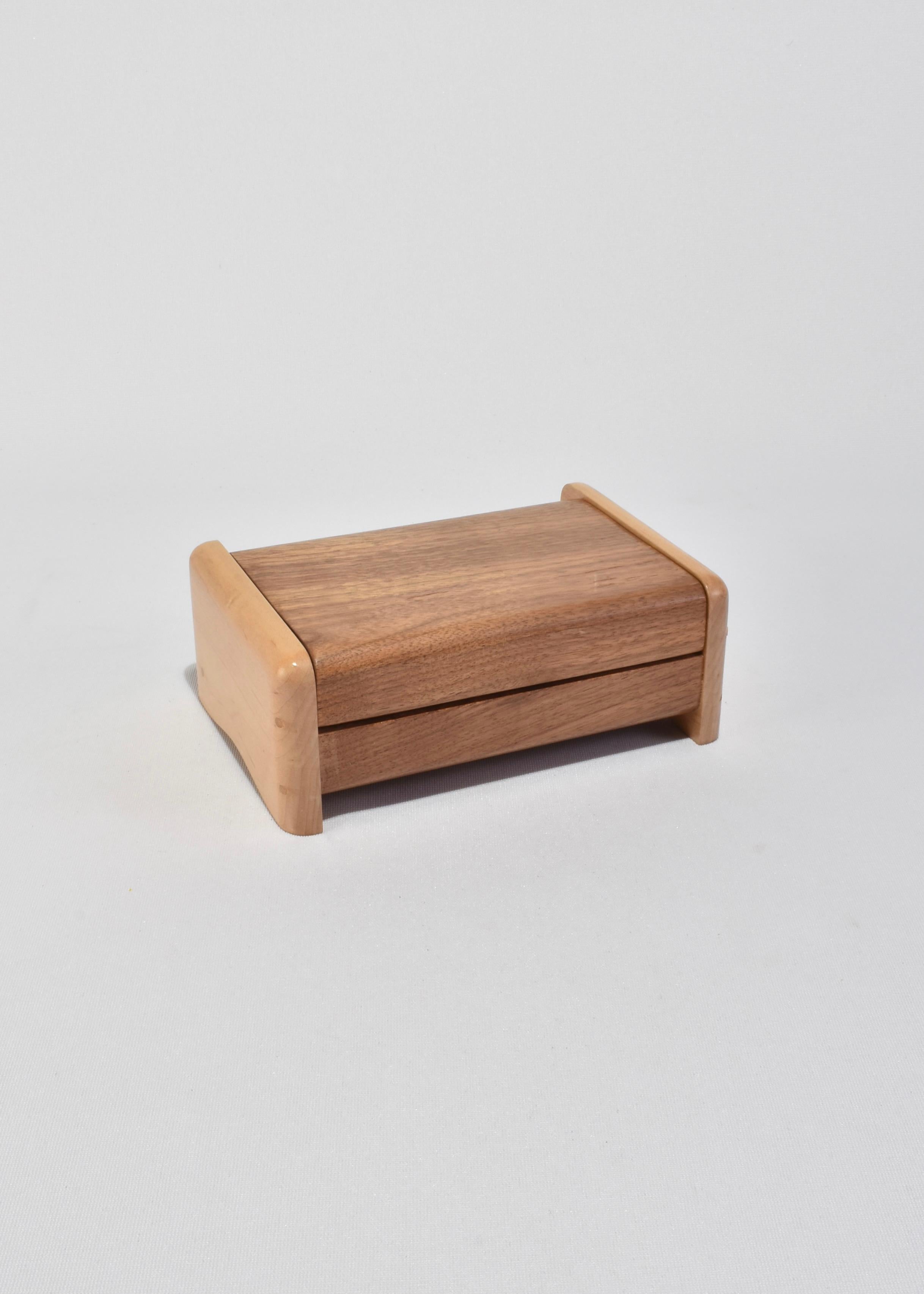 Joyero de madera curvado siglo XX en venta