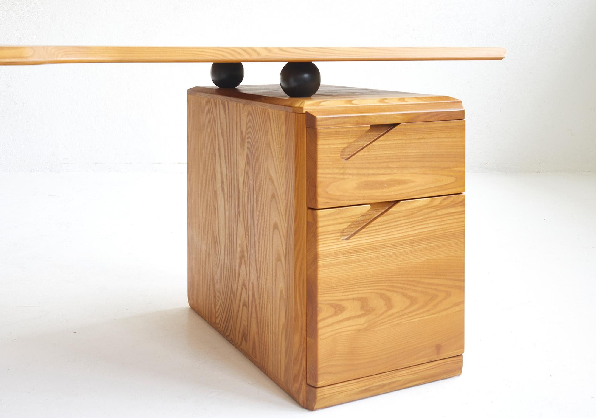 Curved writing desk in solid elm for Seltz, France 1980 In Good Condition For Sale In Renens, CH