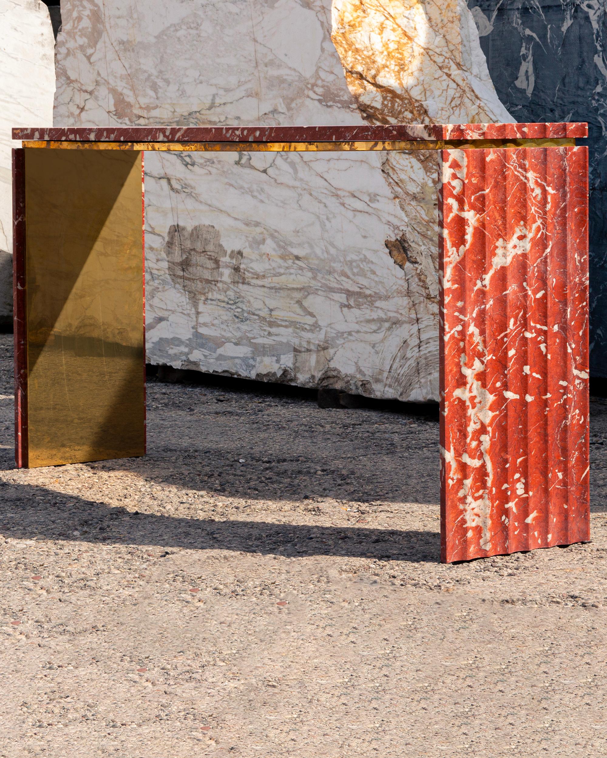 Enrich your favorite spaces with Curves, a console that combines marble and metal in an elegant and refined shape that can blend effortlessly with the space that surrounds it, enriching it with the value of its raw materials. Create a unique design