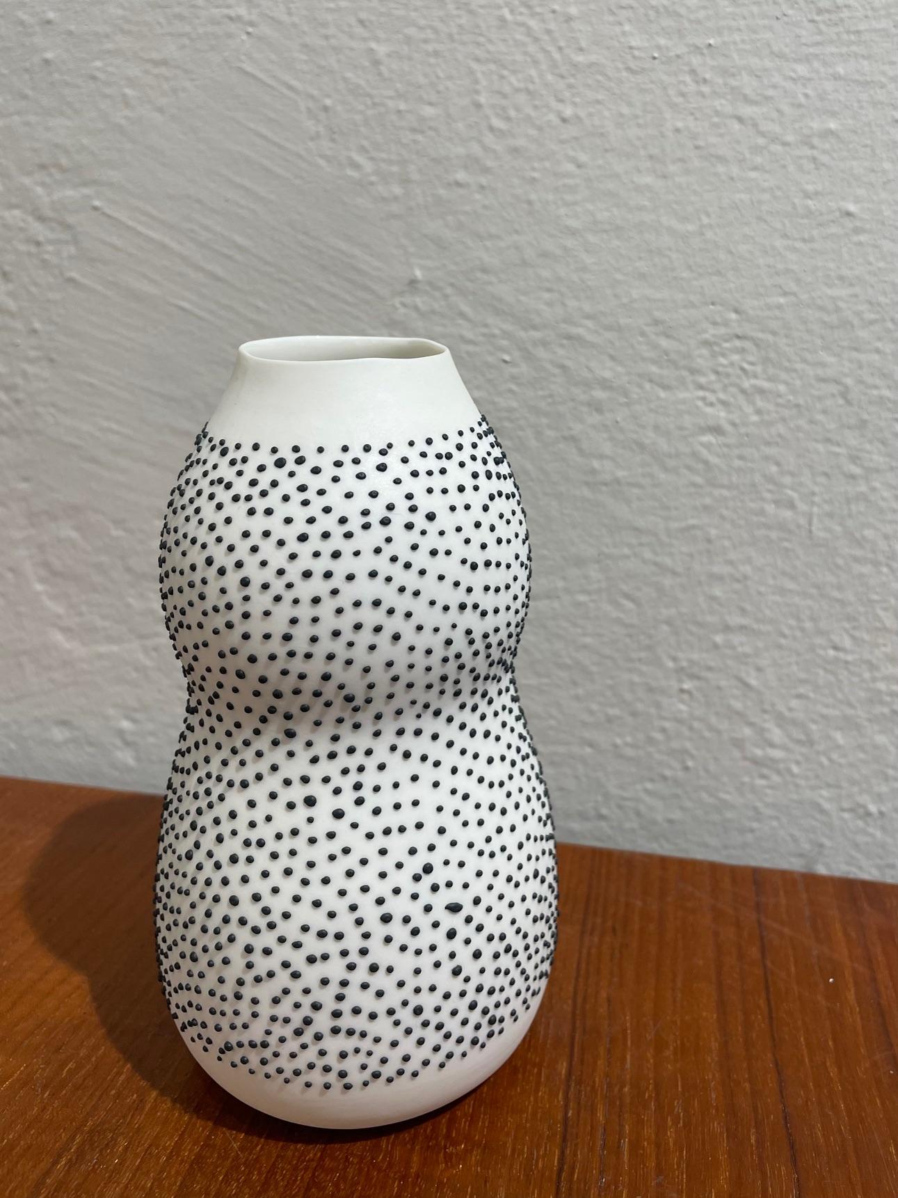 Vase Curvey Dots, vase blanc en porcelaine fait à la main avec des points noirs tactiles en vente 2