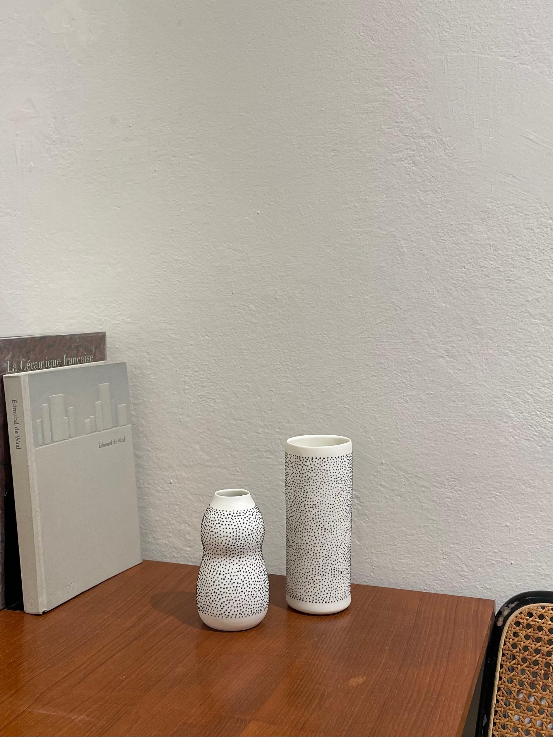 Scandinave moderne Vase Curvey Dots, vase blanc en porcelaine fait à la main avec des points noirs tactiles en vente