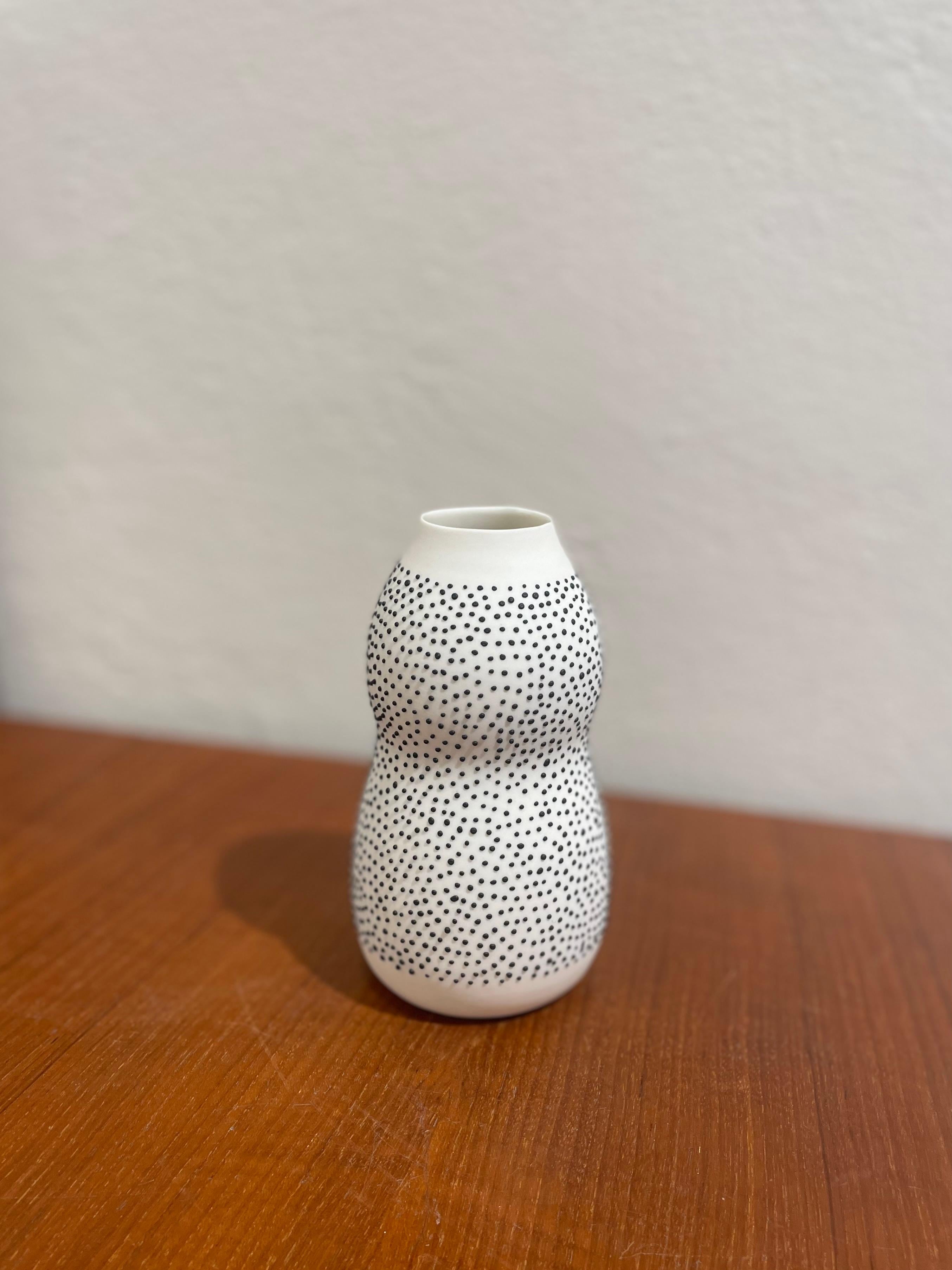 italien Vase Curvey Dots, vase blanc en porcelaine fait à la main avec des points noirs tactiles en vente
