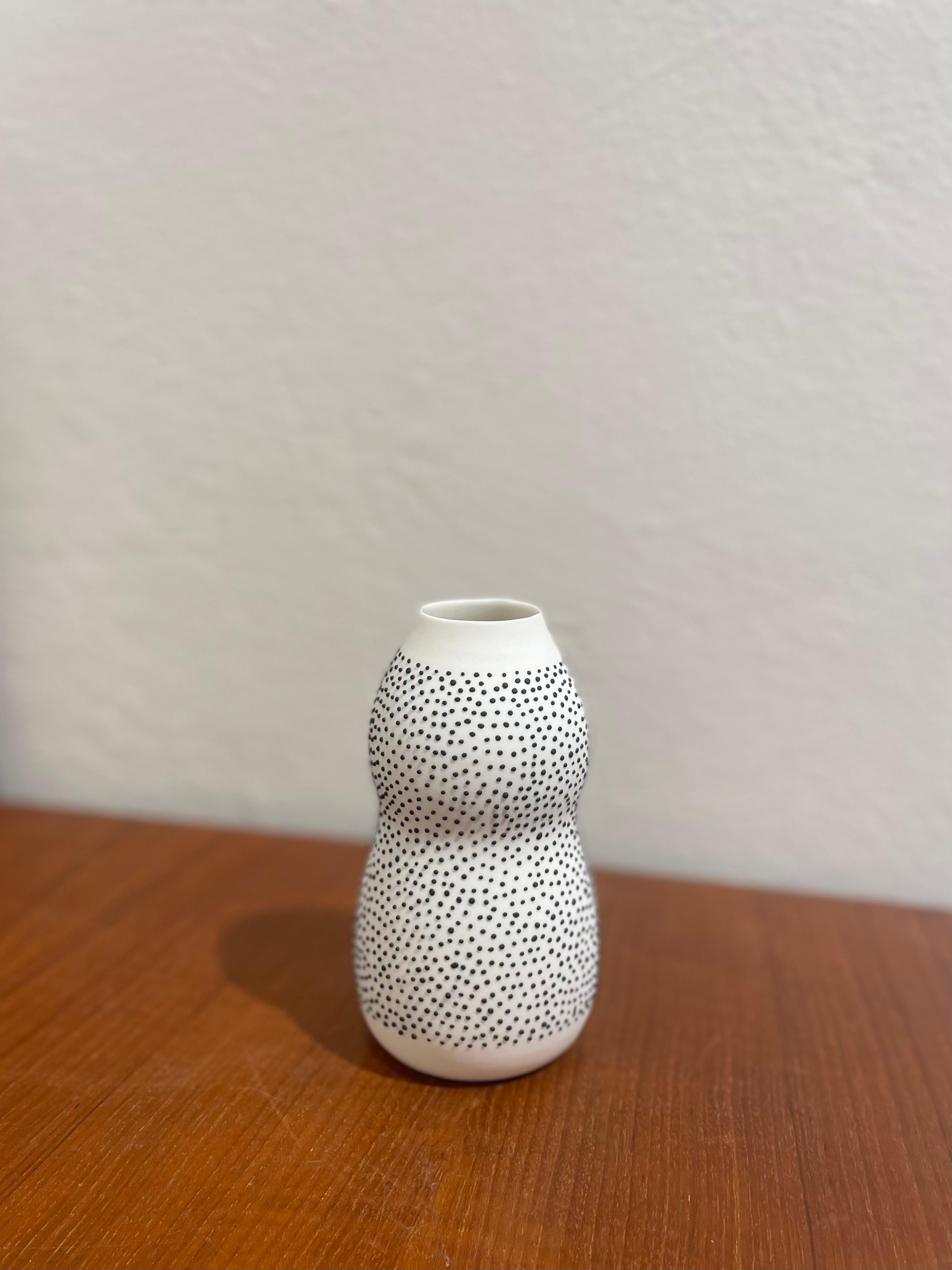 Fait main Vase Curvey Dots, vase blanc en porcelaine fait à la main avec des points noirs tactiles en vente