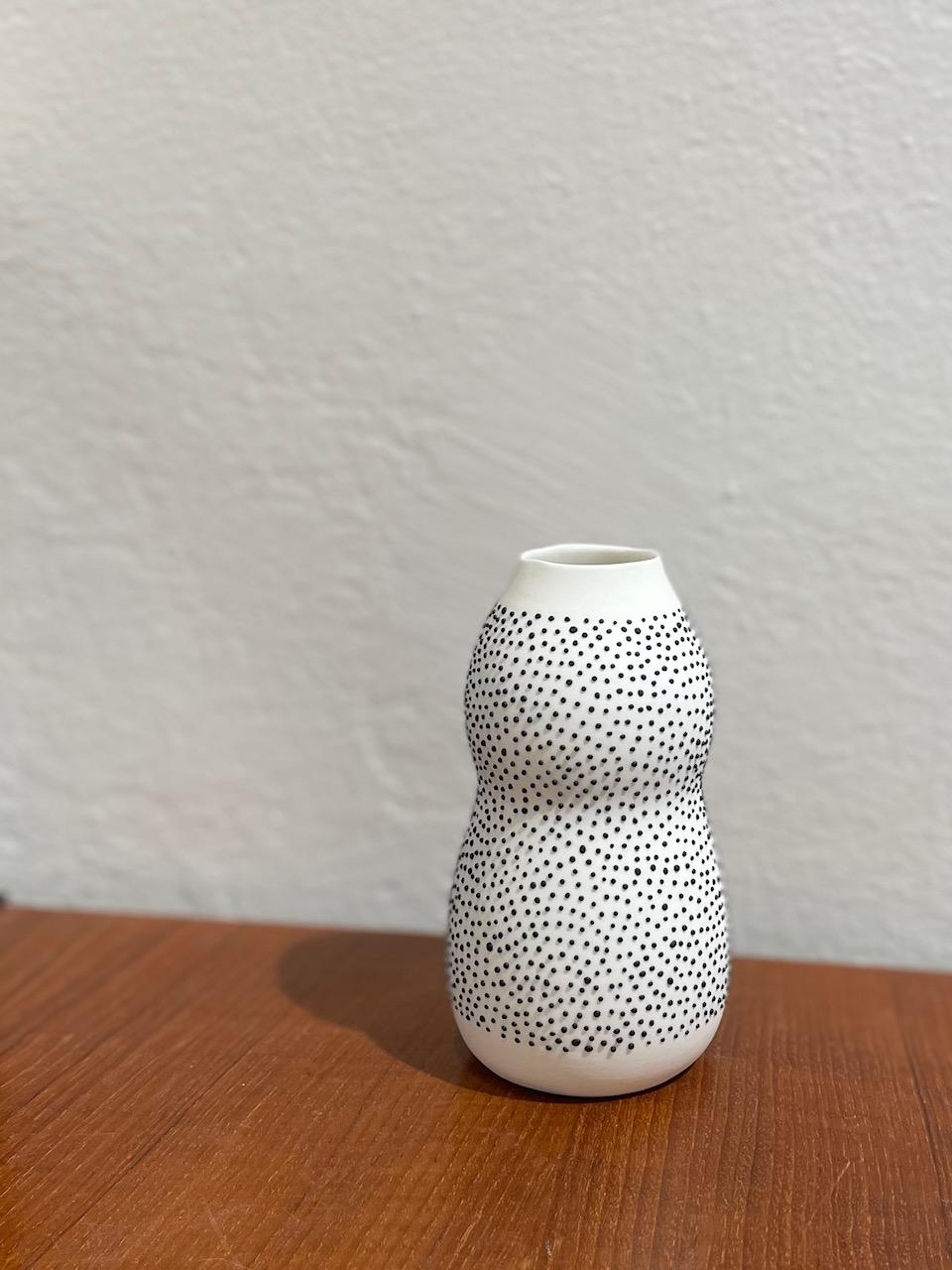 Vase Curvey Dots, vase blanc en porcelaine fait à la main avec des points noirs tactiles Neuf - En vente à Firenze, IT