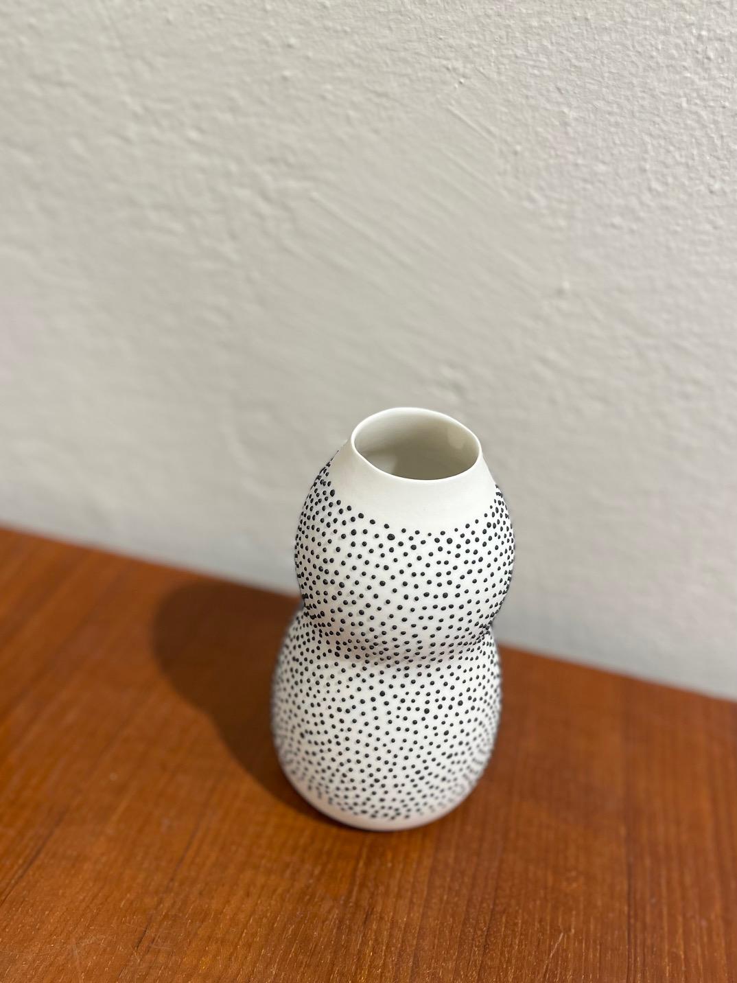 XXIe siècle et contemporain Vase Curvey Dots, vase blanc en porcelaine fait à la main avec des points noirs tactiles en vente