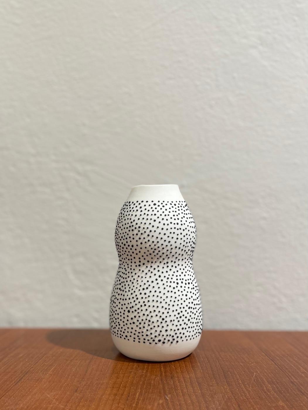 Porcelaine Vase Curvey Dots, vase blanc en porcelaine fait à la main avec des points noirs tactiles en vente