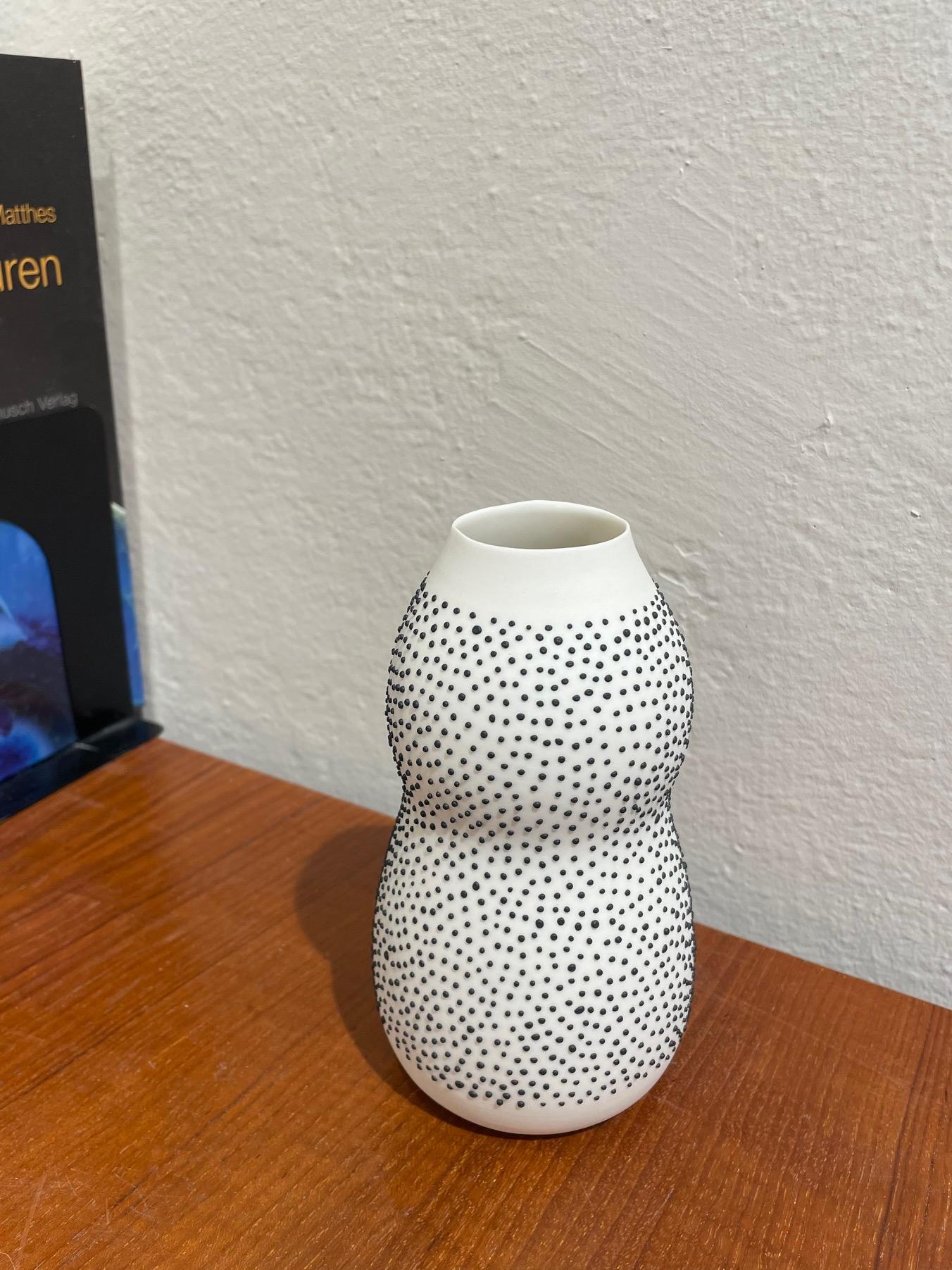 Vase Curvey Dots, vase blanc en porcelaine fait à la main avec des points noirs tactiles en vente 1