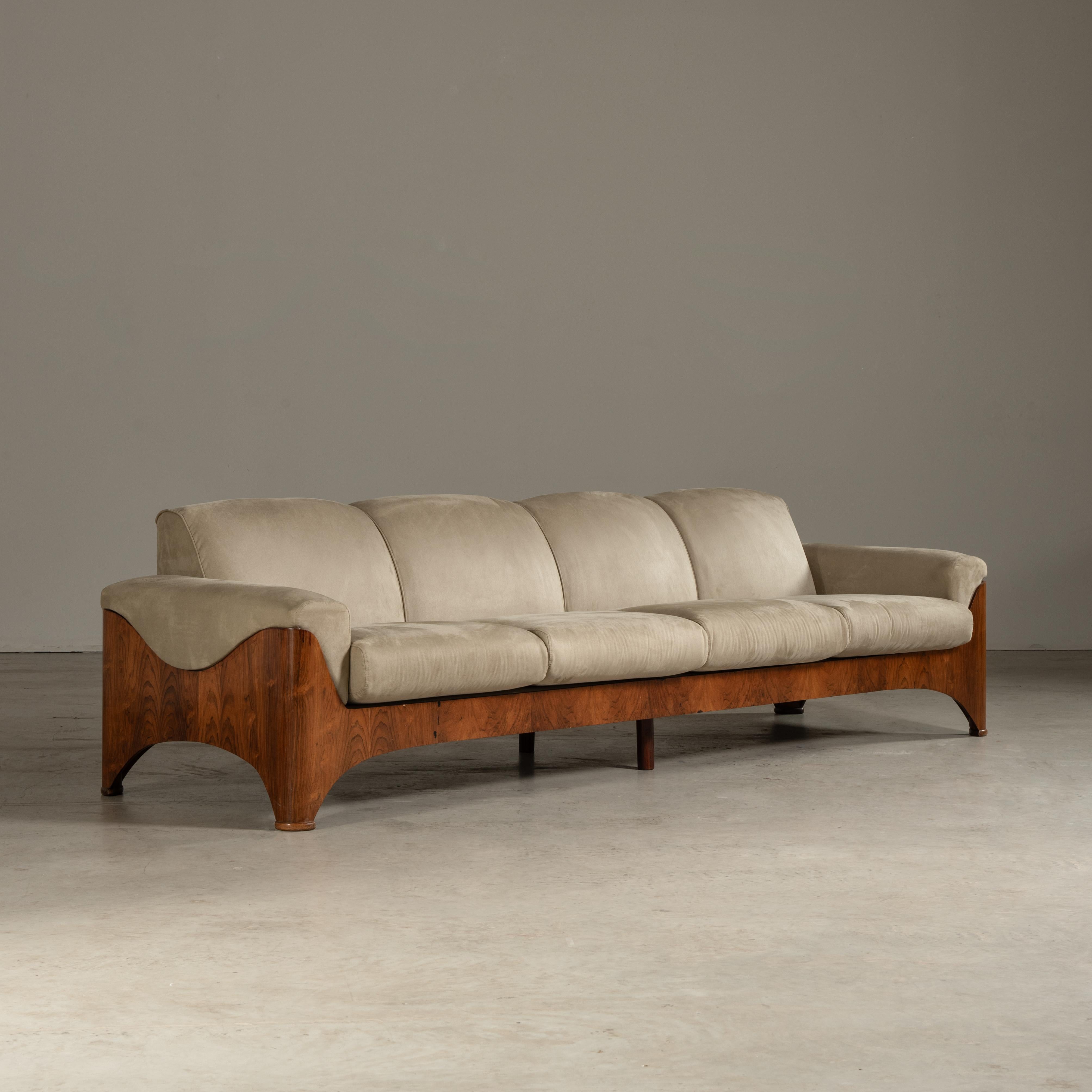 Le canapé présenté dans les images respire la sophistication et le design nuancé du style moderne brésilien du milieu du siècle, prédominant dans les années 1960. Si le designer reste inconnu, la pièce elle-même en dit long sur l'attention portée